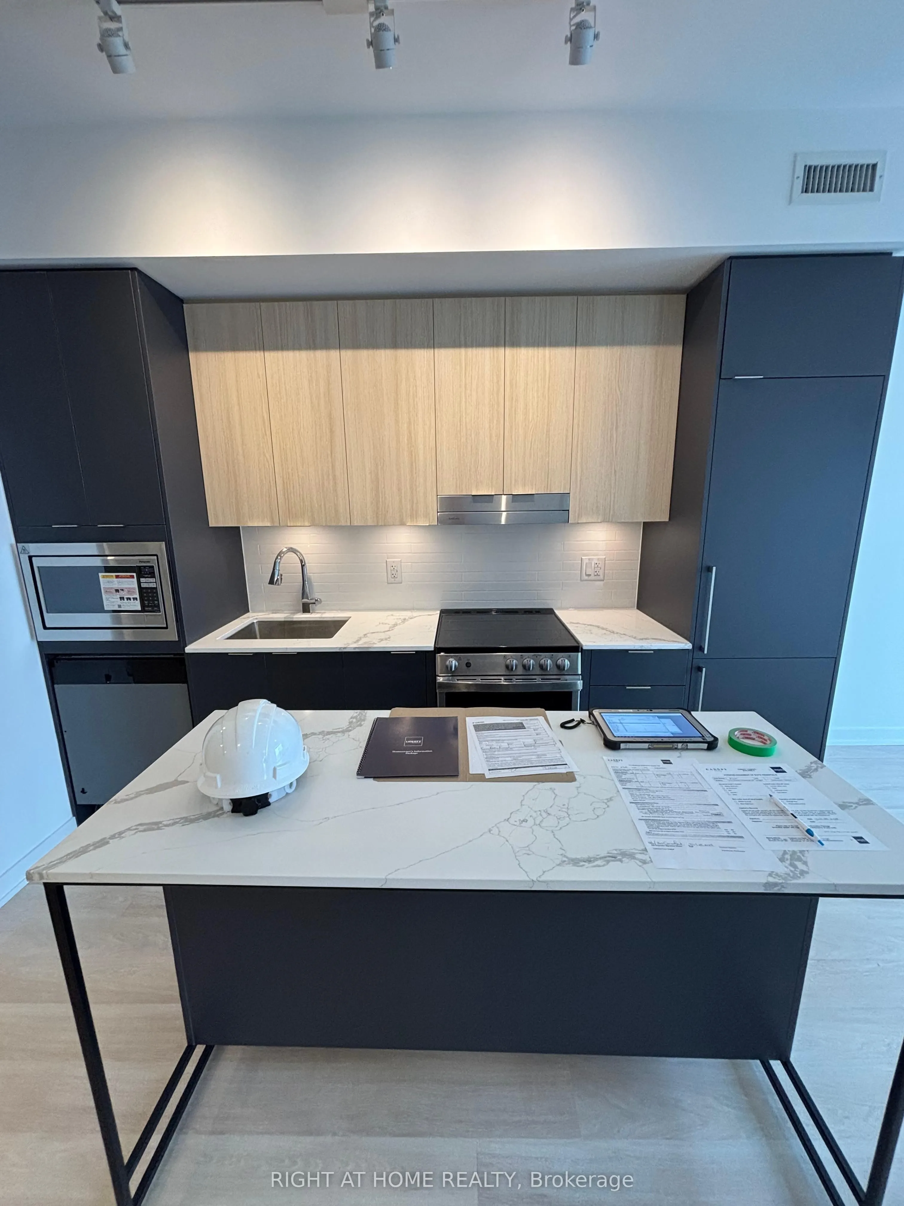 5081 HURONTARIO Street, #2704