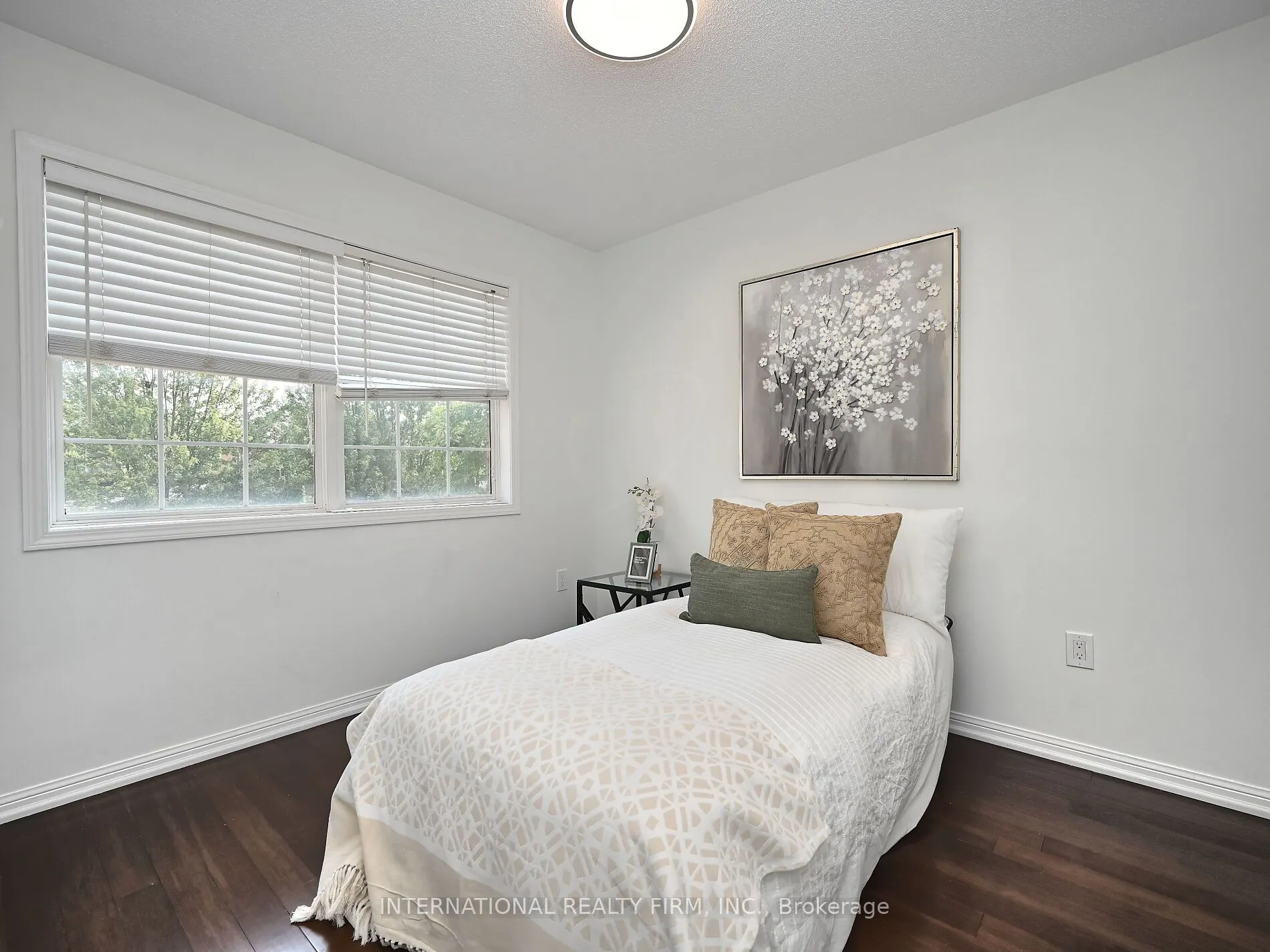 2382 Falkland Crescent