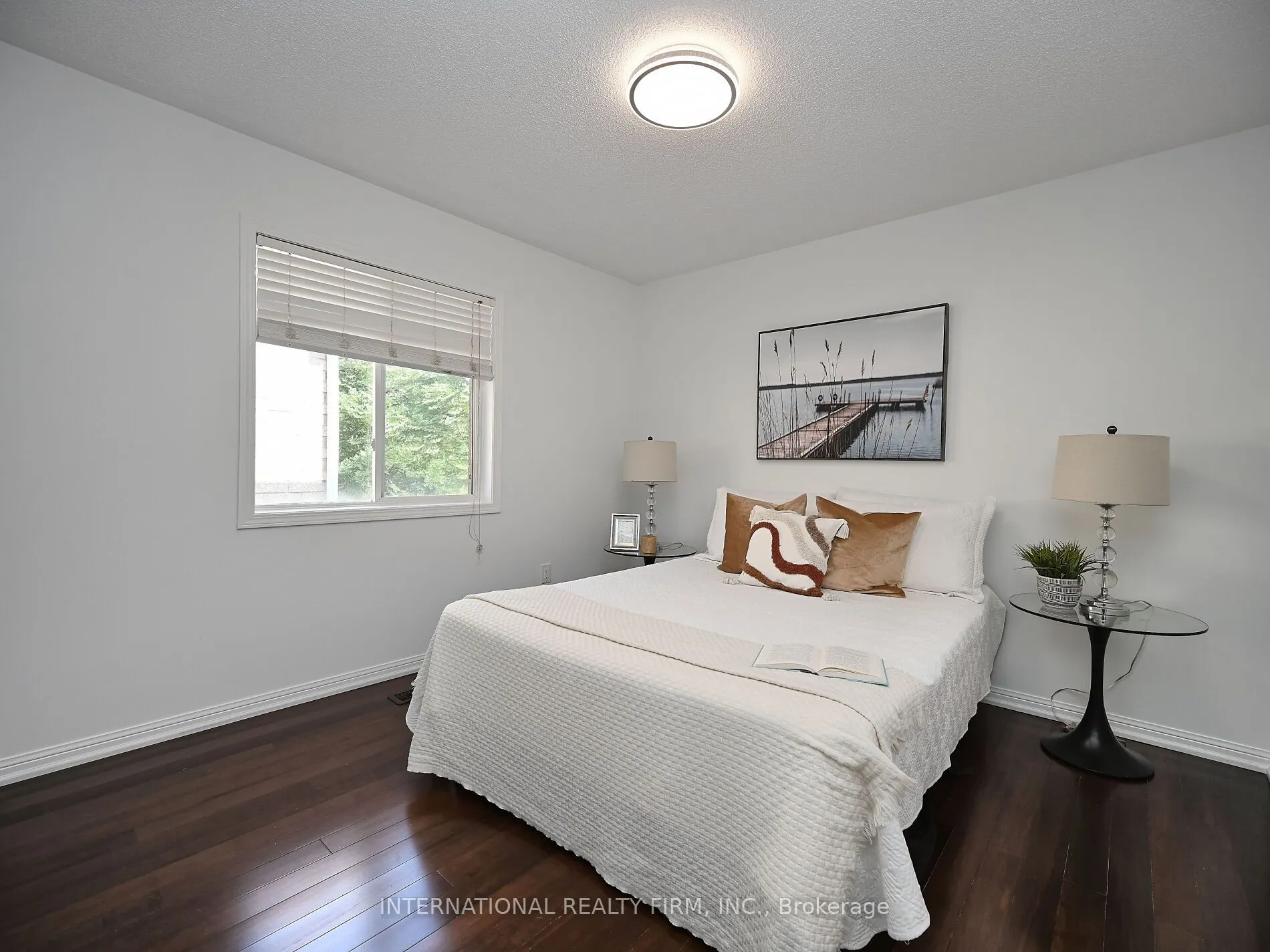 2382 Falkland Crescent