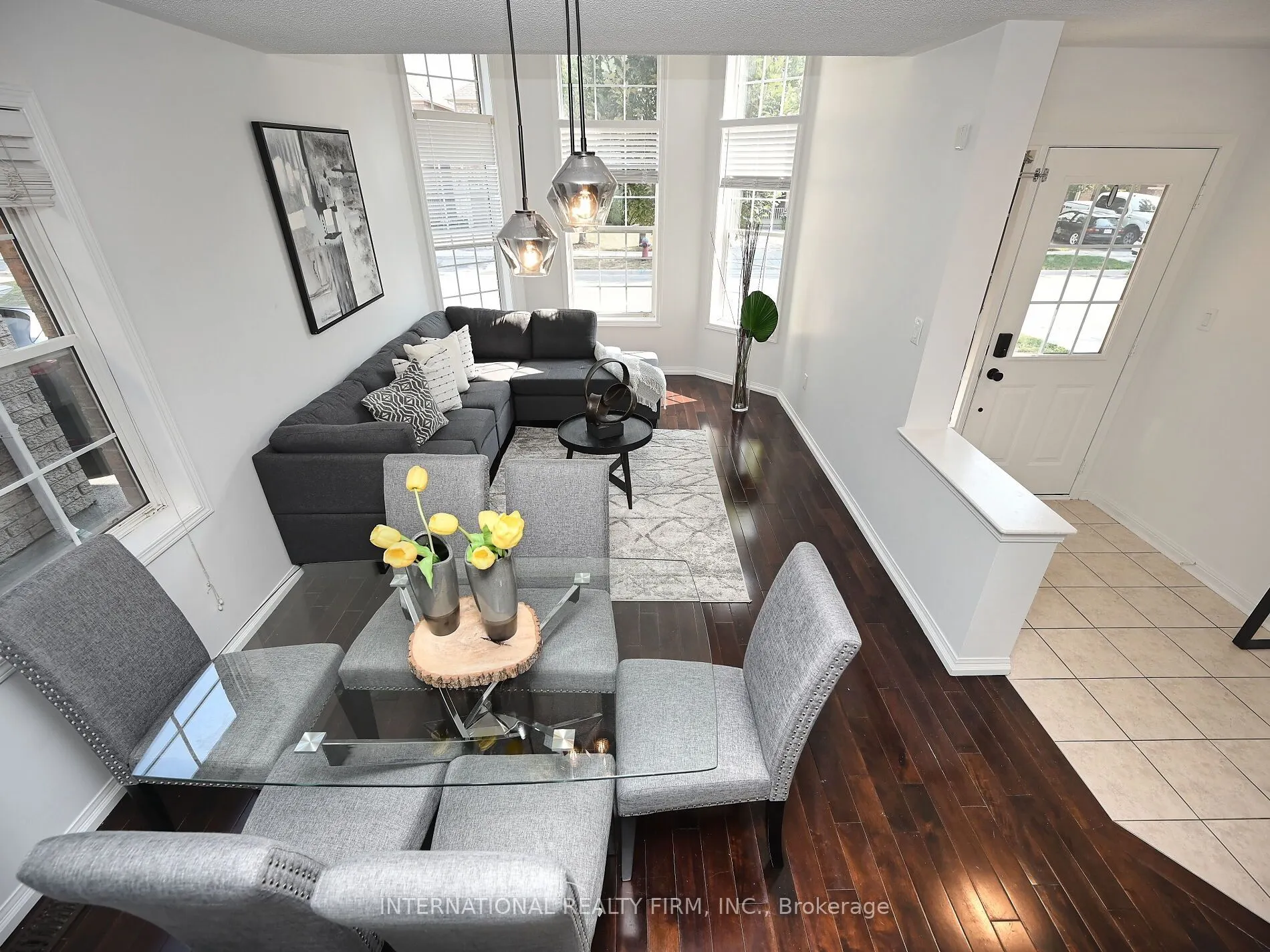 2382 Falkland Crescent