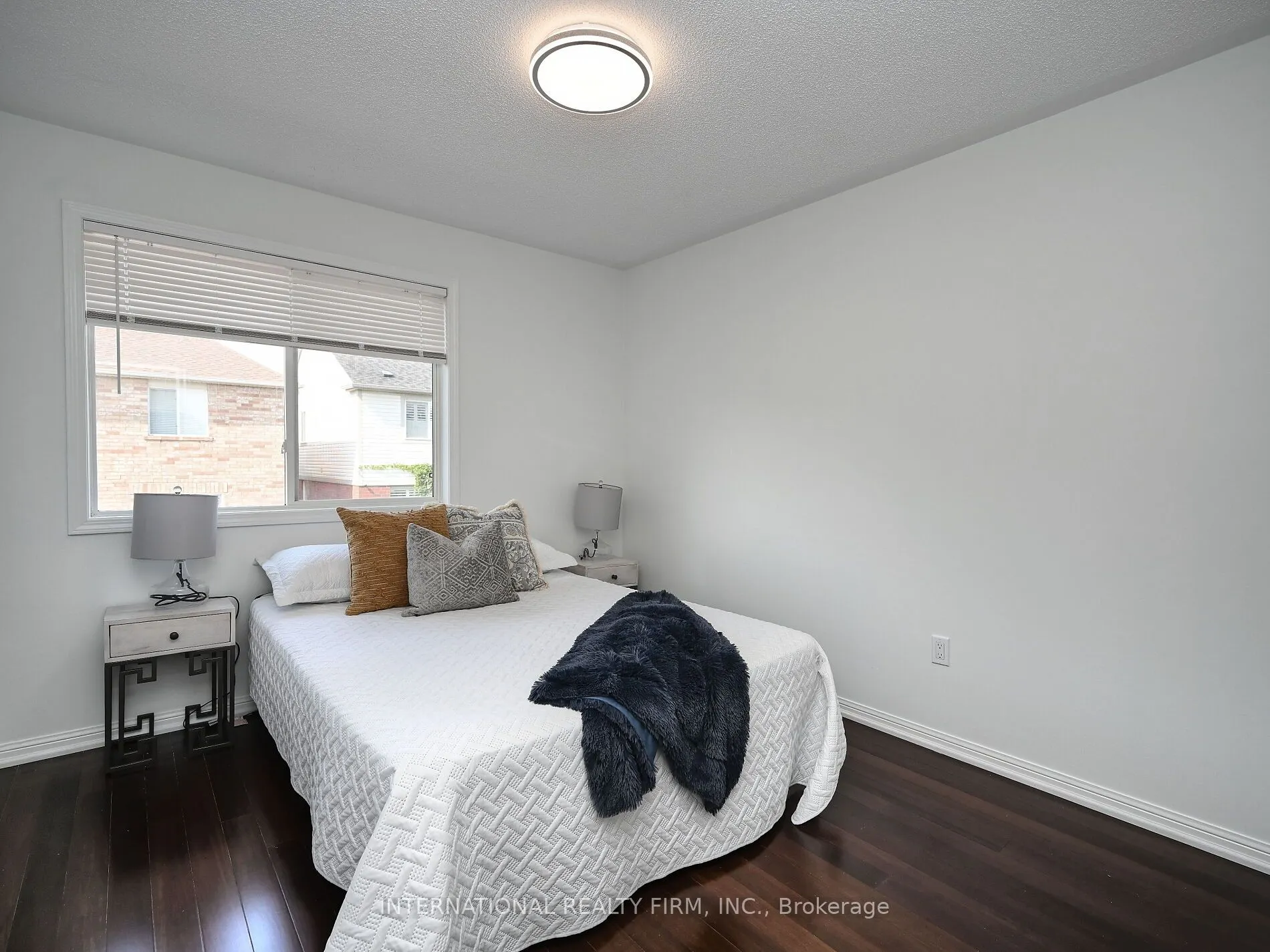 2382 Falkland Crescent
