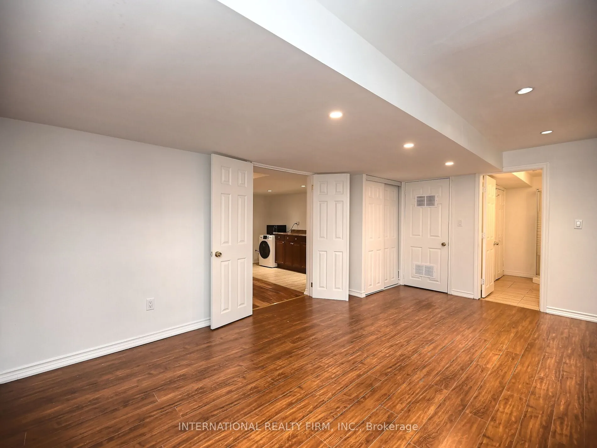 2382 Falkland Crescent