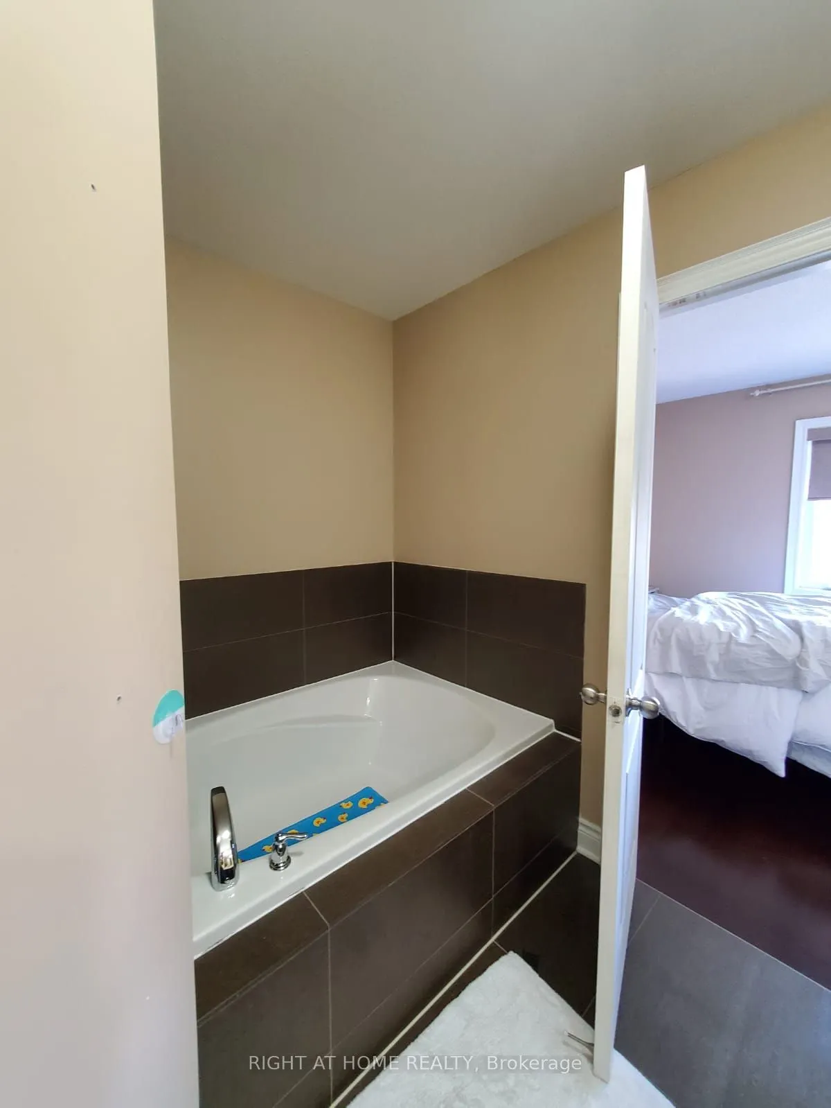 5715 Tenth Line W, #21
