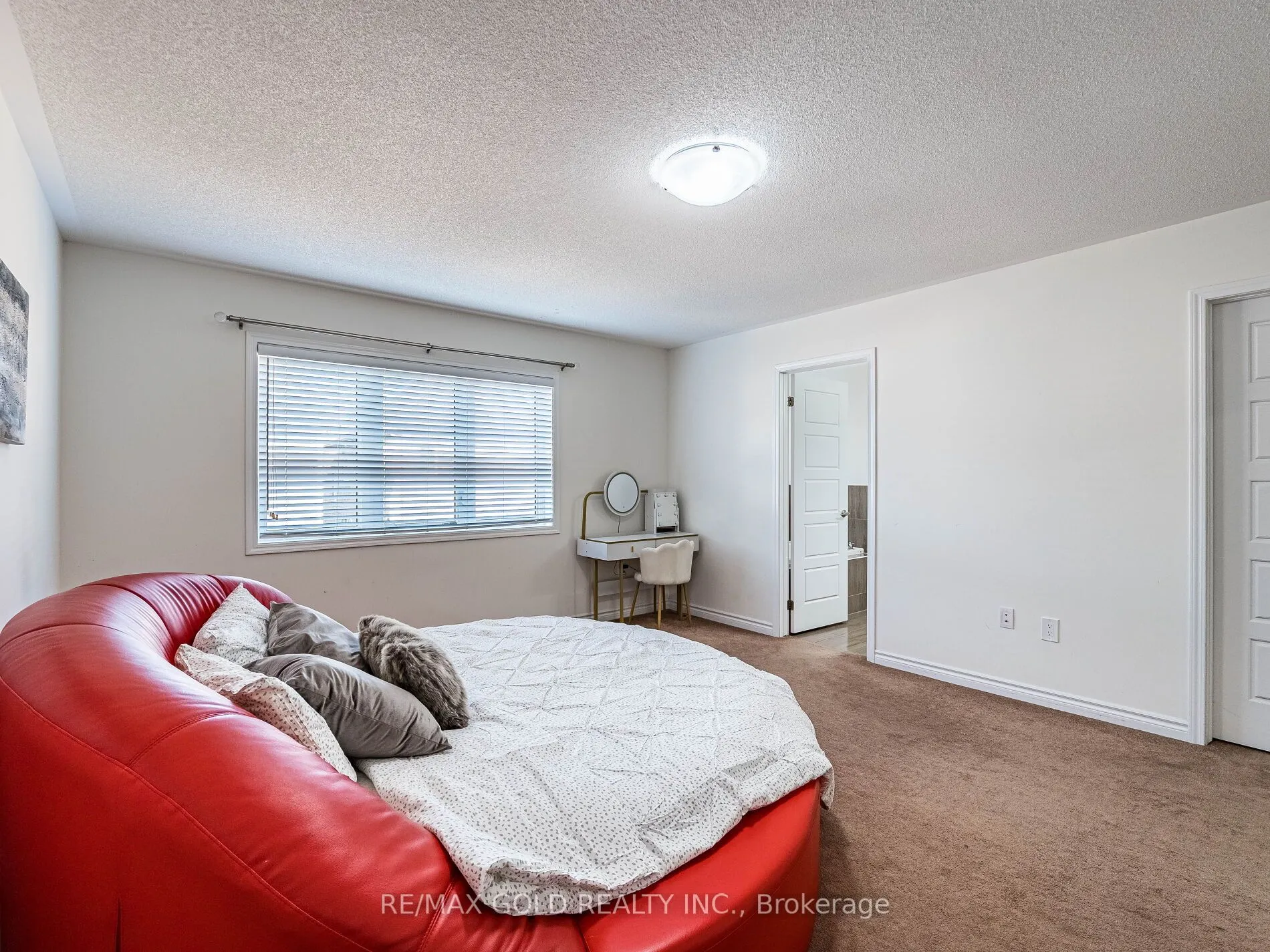 36 Feeder Street