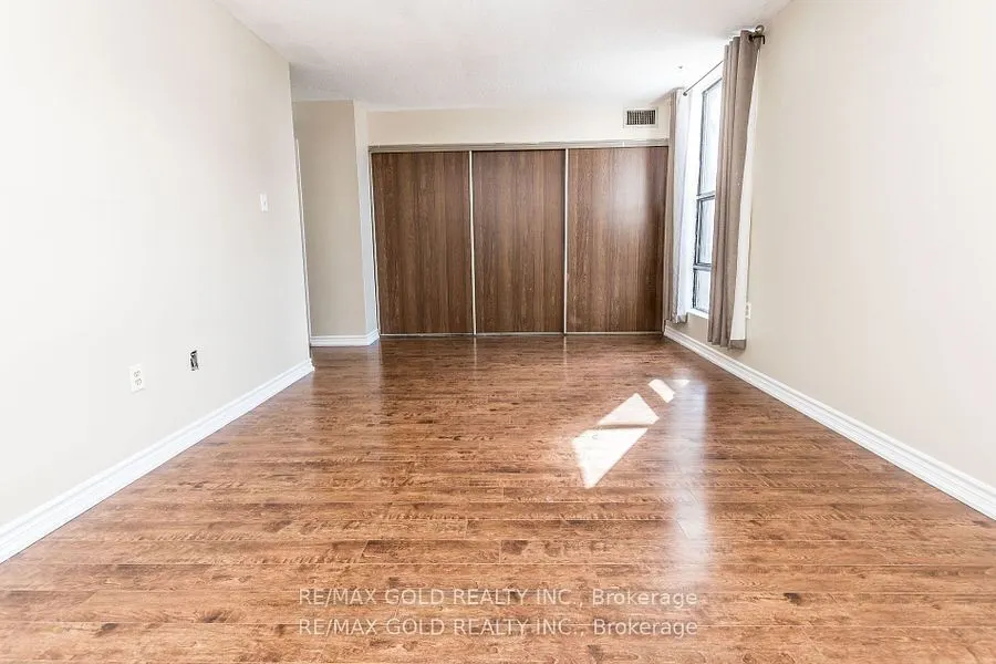 17 Knightsbridge Road, #1010
