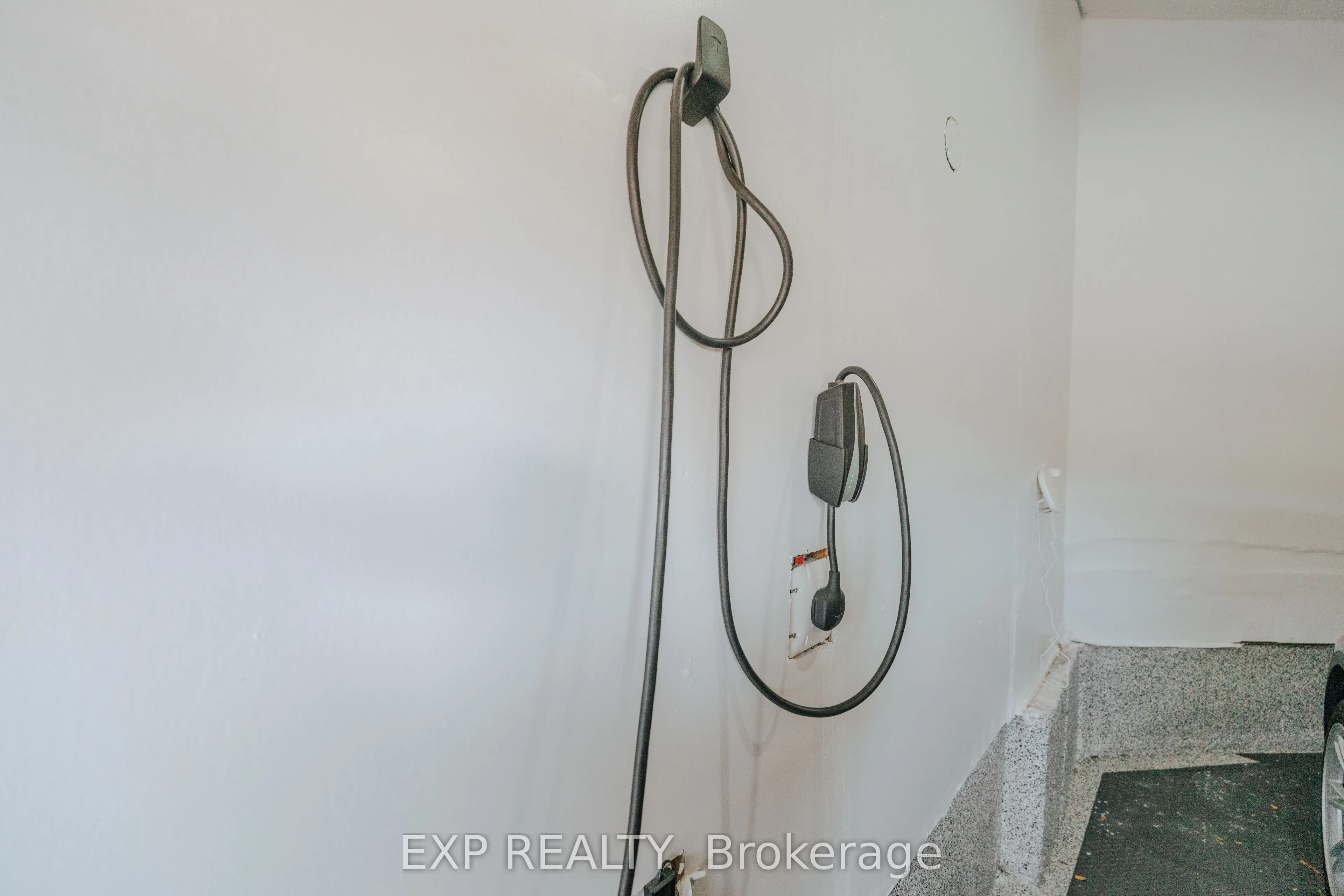 206 Drinkwater Road, #Upper