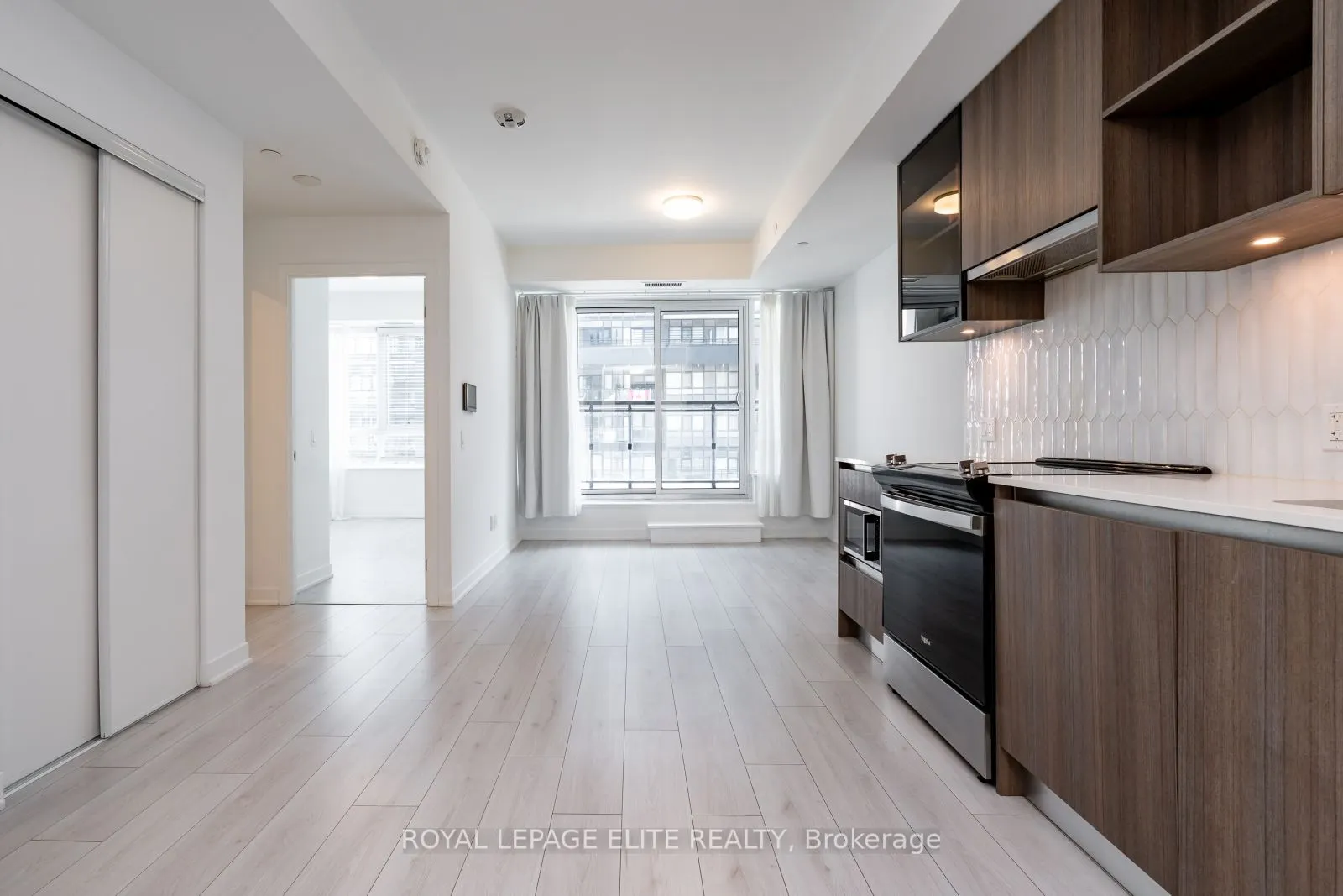 405 Dundas Street, #418