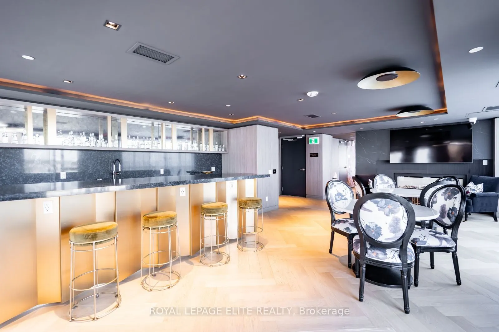 405 Dundas Street, #418