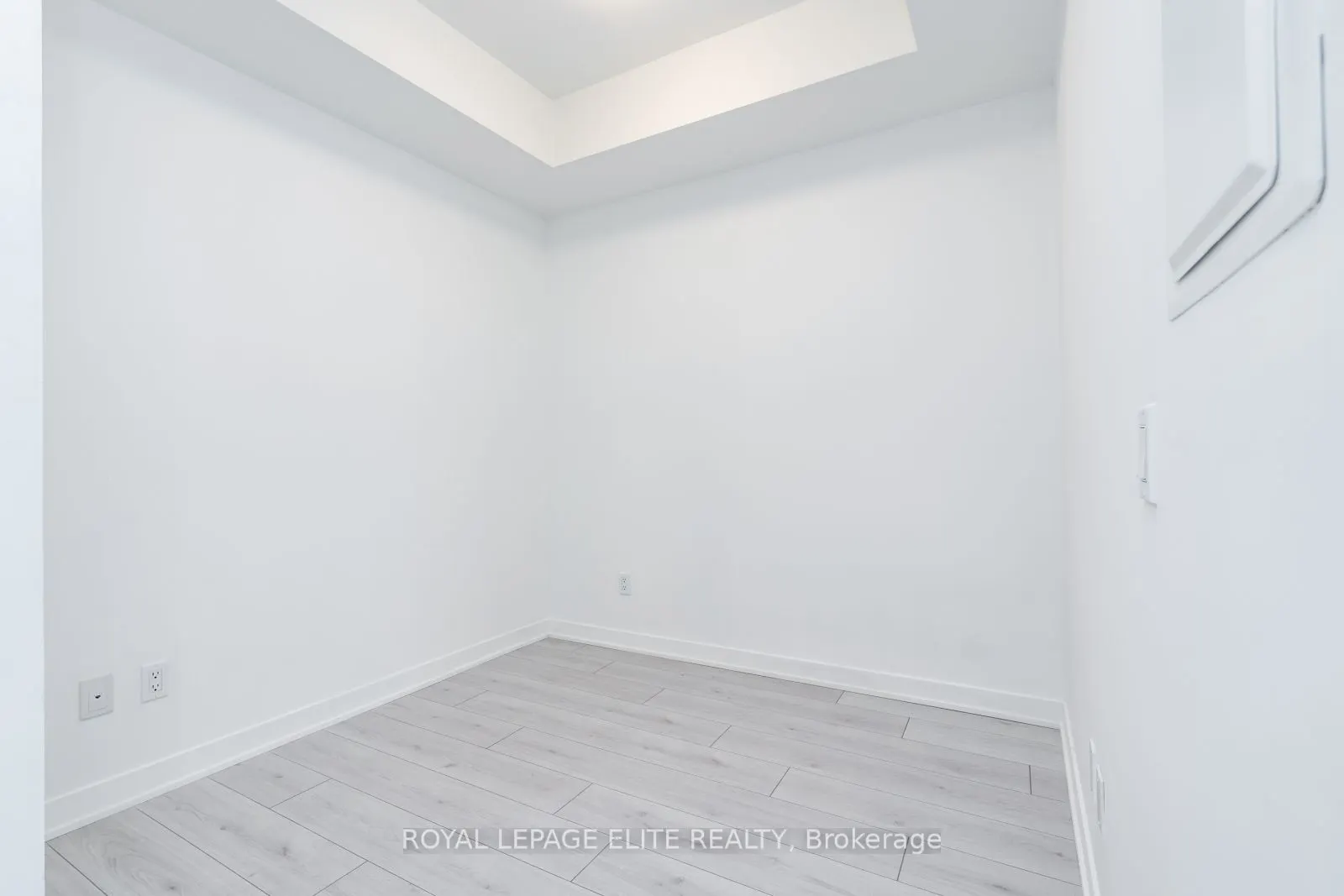 405 Dundas Street, #418