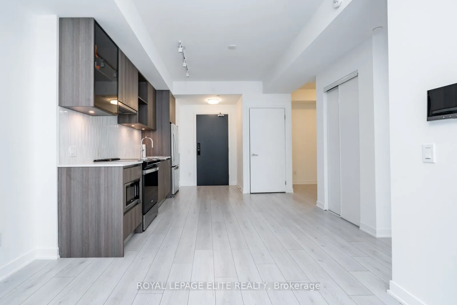 405 Dundas Street, #418