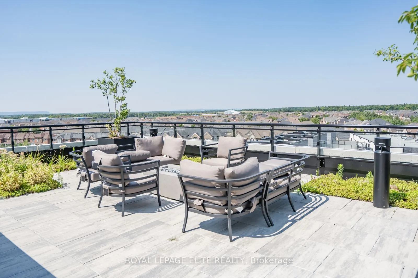 405 Dundas Street, #418