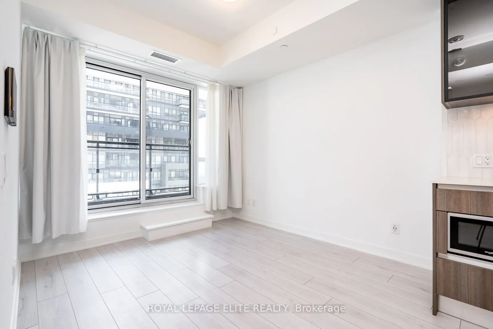405 Dundas Street, #418