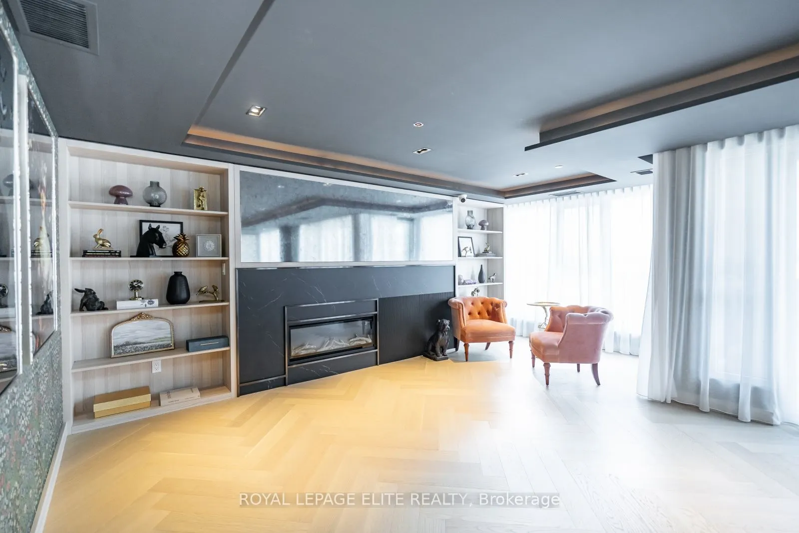 405 Dundas Street, #418