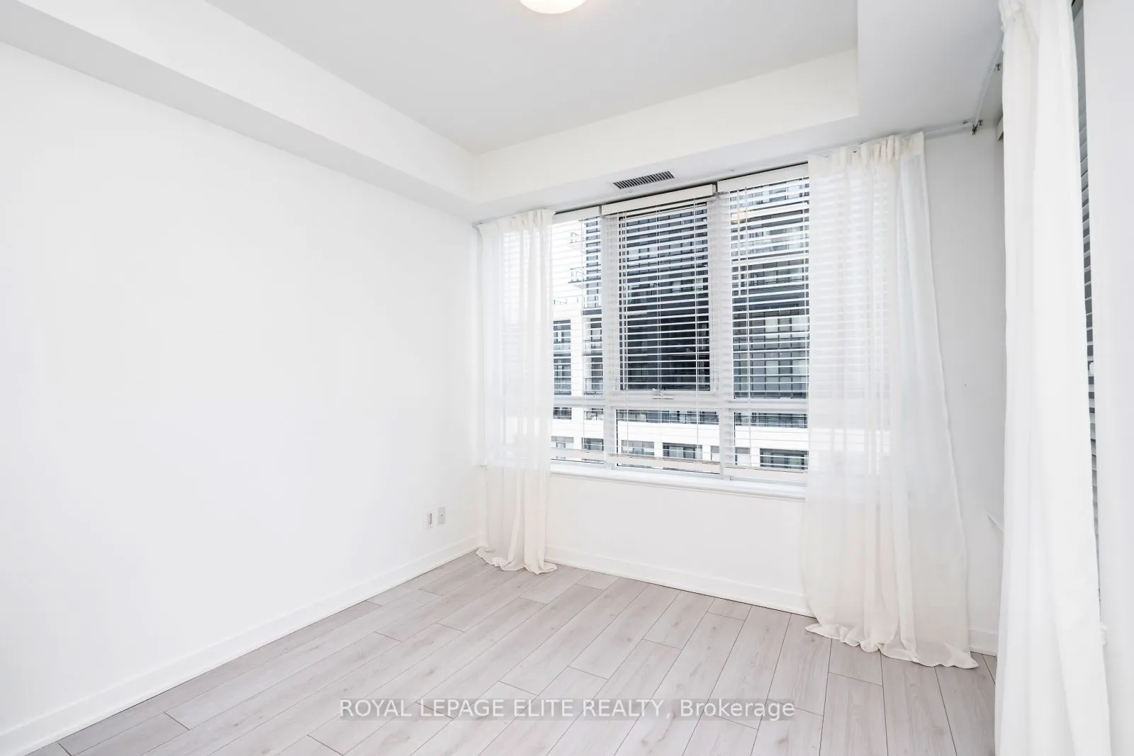 405 Dundas Street, #418
