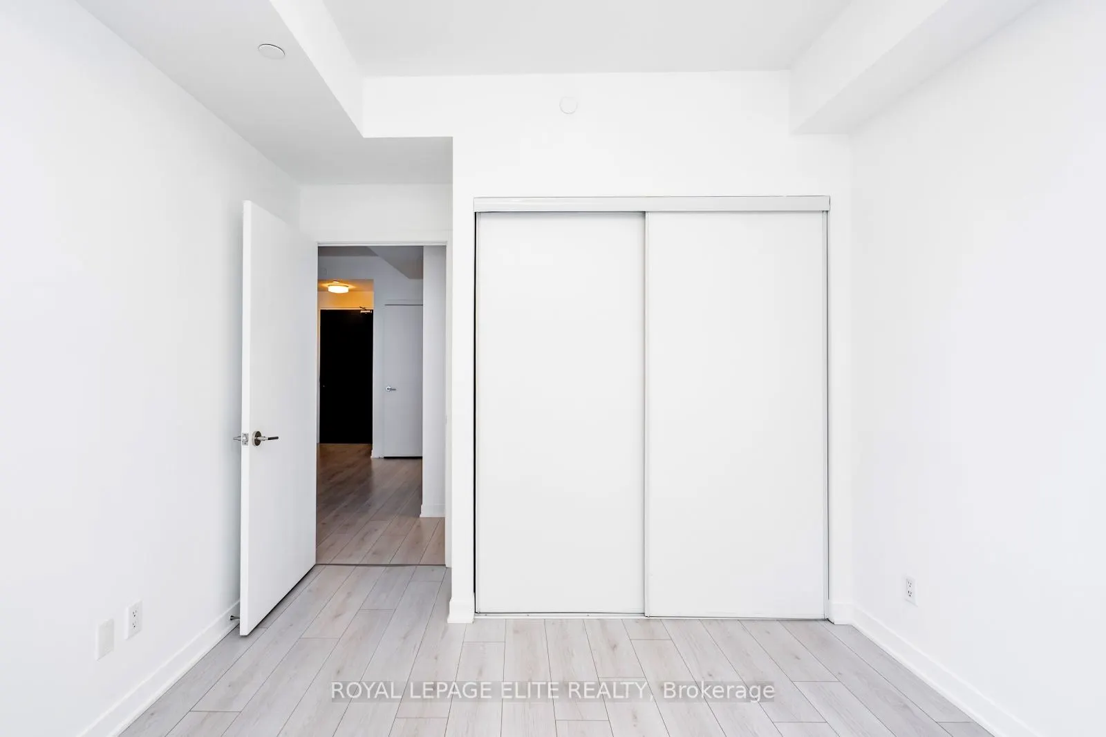405 Dundas Street, #418