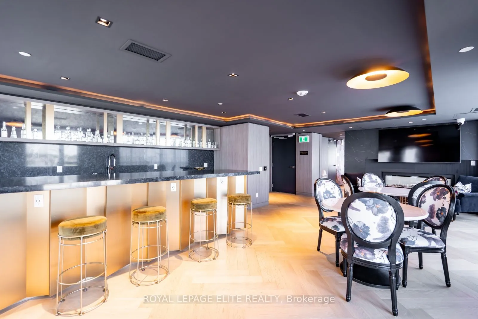 405 Dundas Street, #418