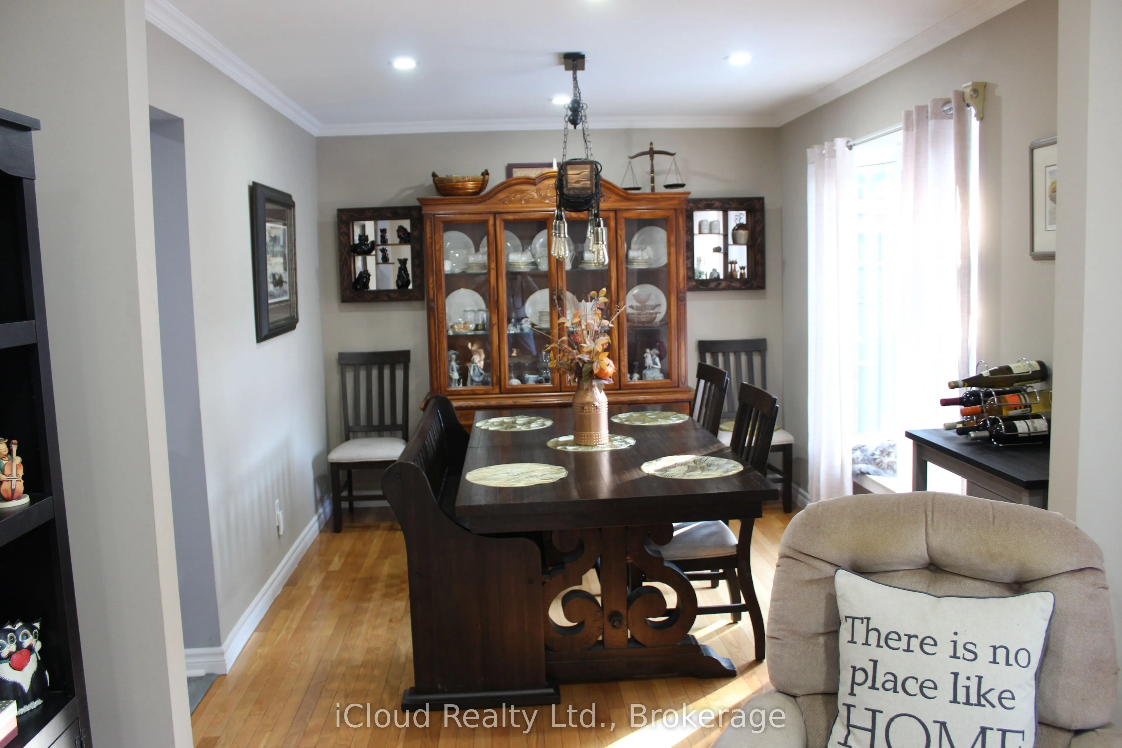 406 Woodlawn Crescent