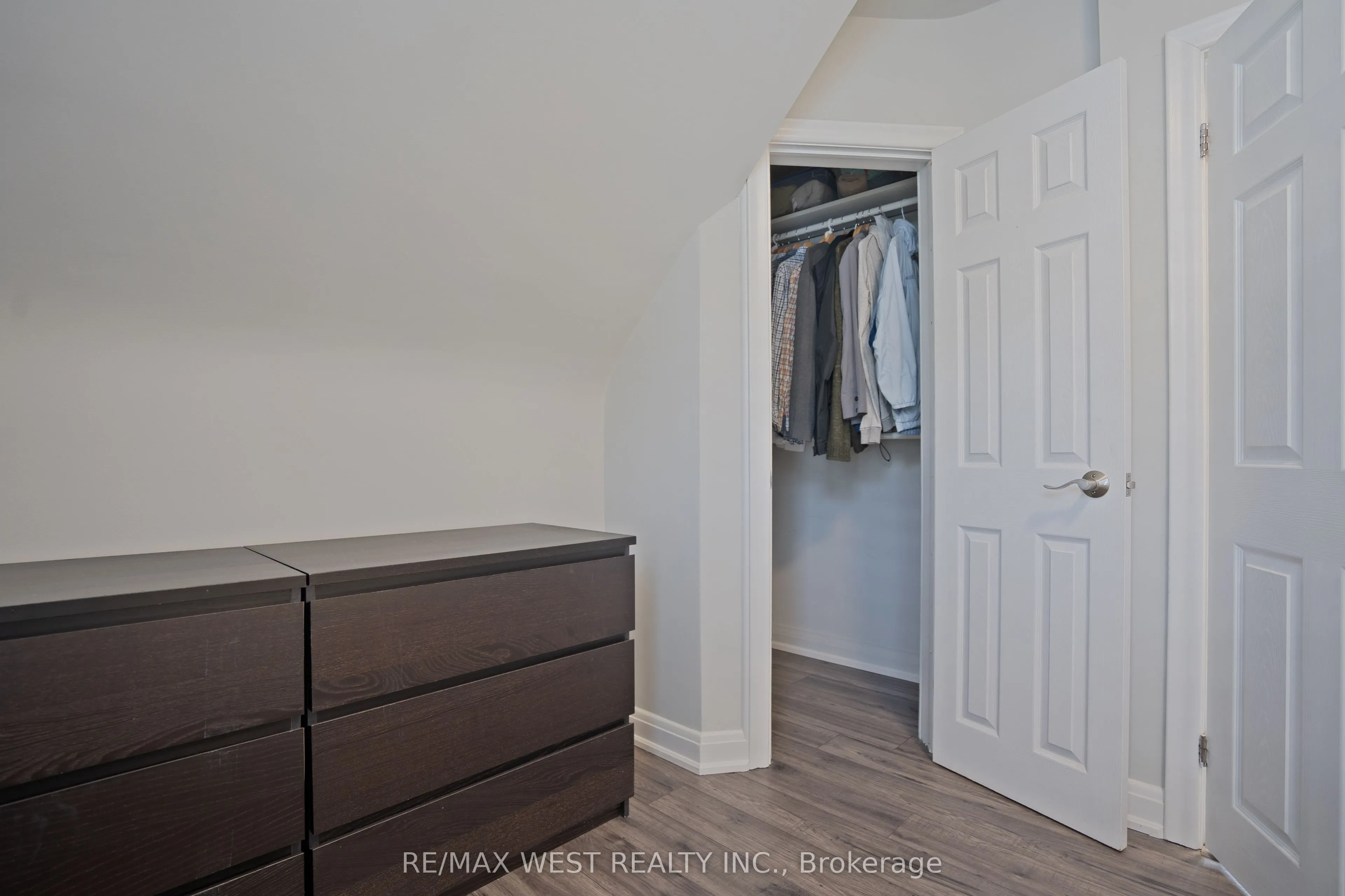 4 Elmview Court