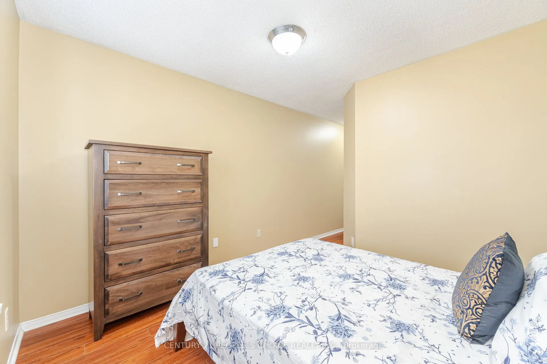 7090 Fairmeadow Crescent
