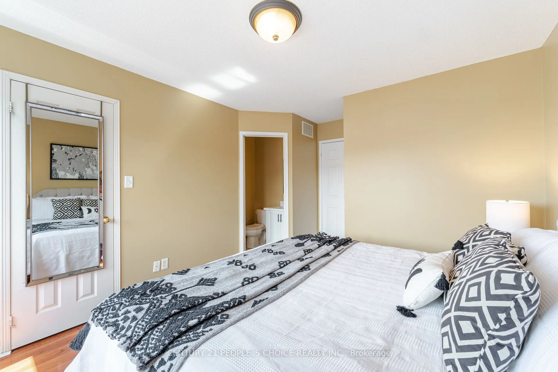 7090 Fairmeadow Crescent