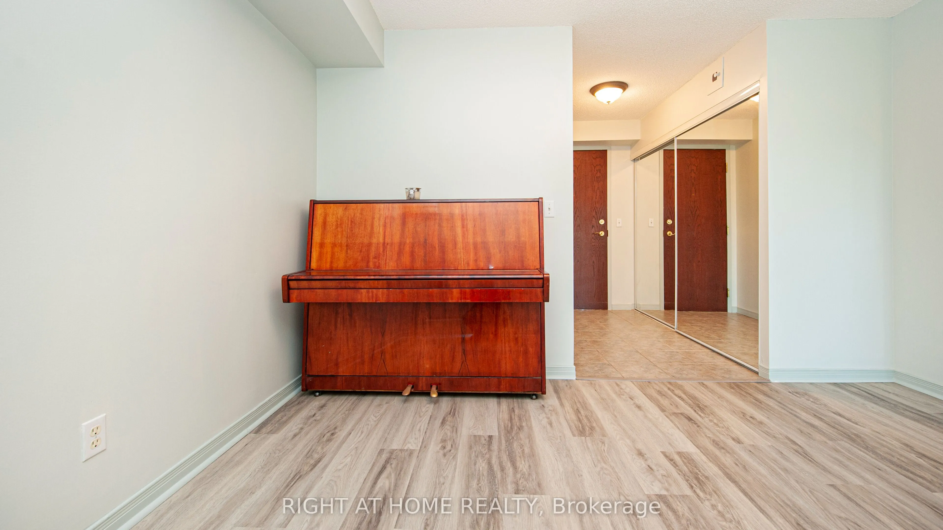 2545 Erin Centre Boulevard, #501