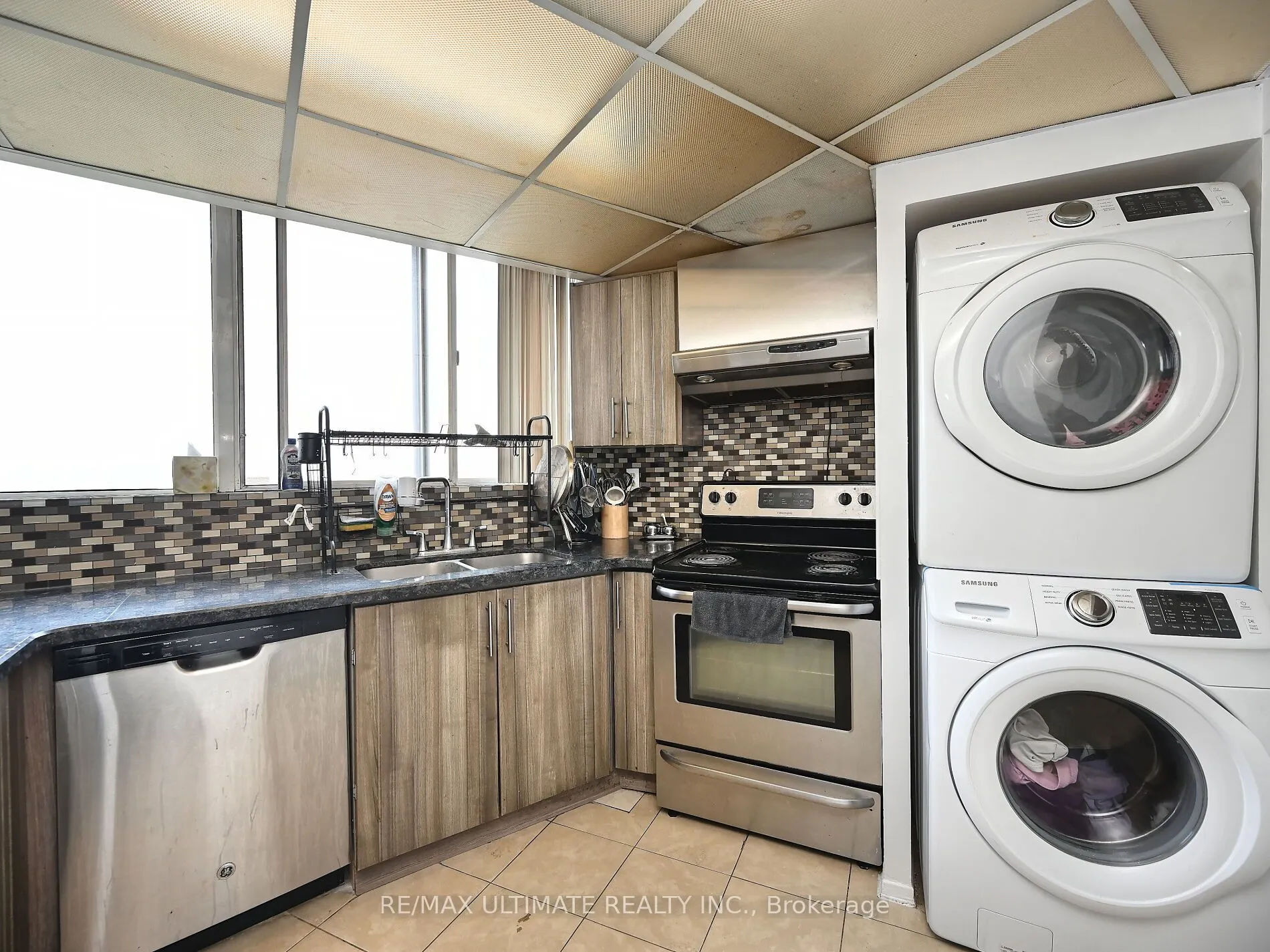3700 Kaneff Crescent, #2101