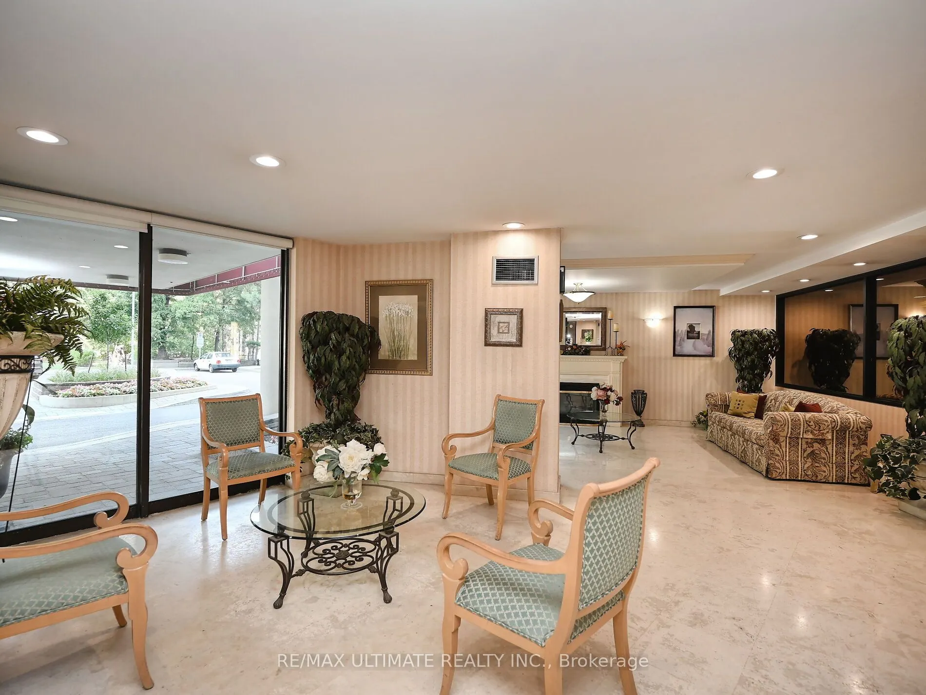 3700 Kaneff Crescent, #2101