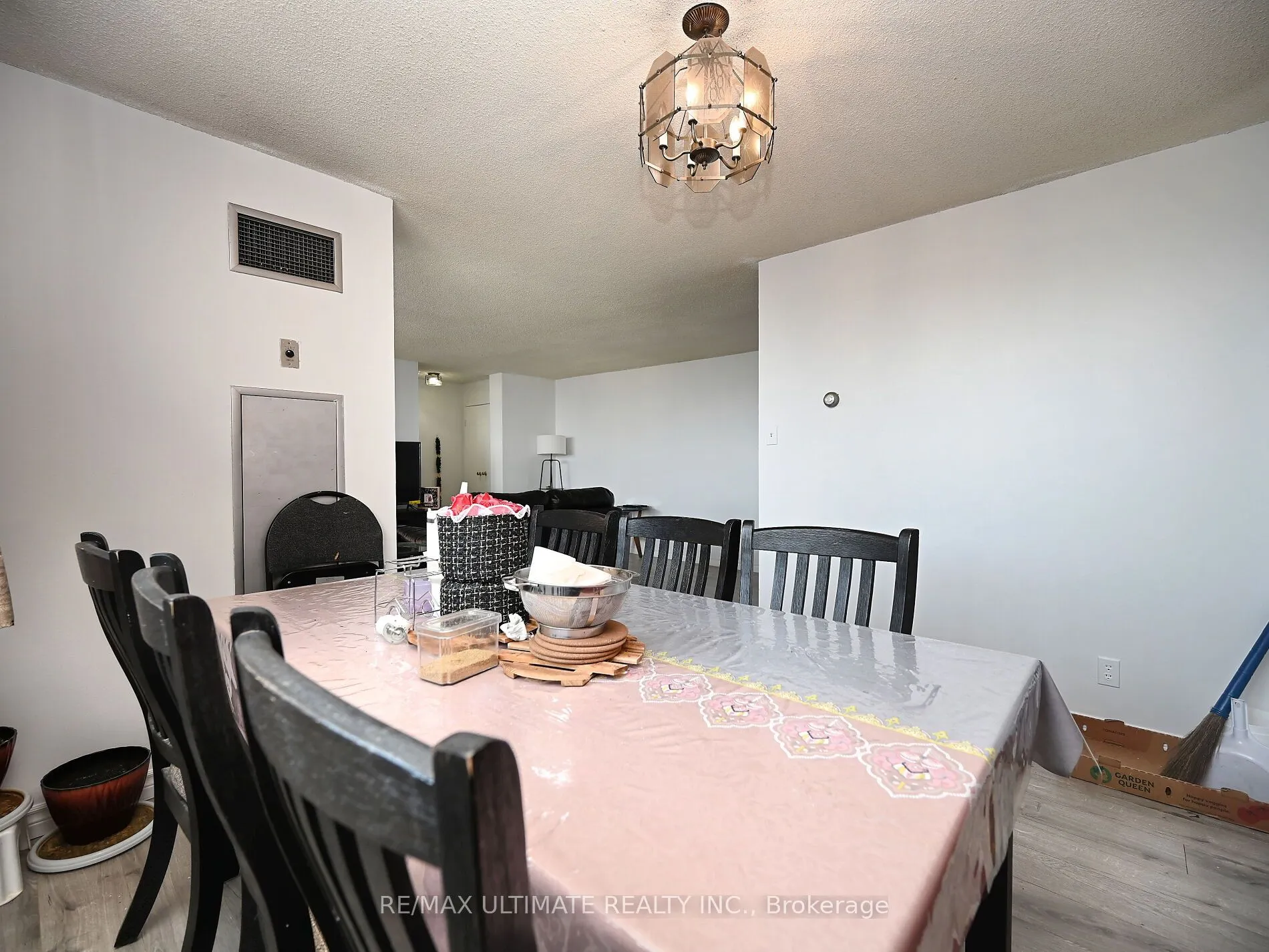 3700 Kaneff Crescent, #2101