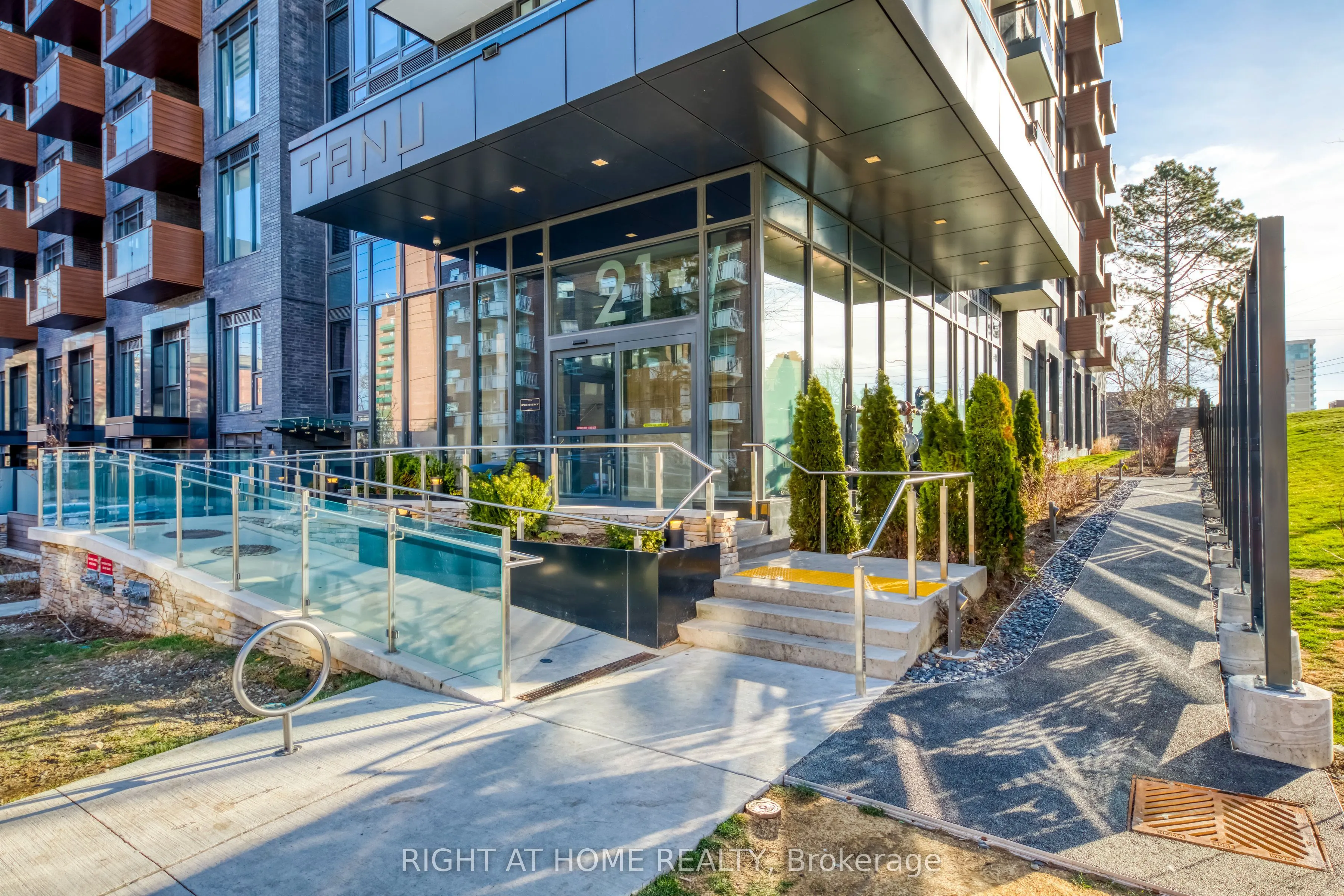 21 Park Street E, #620