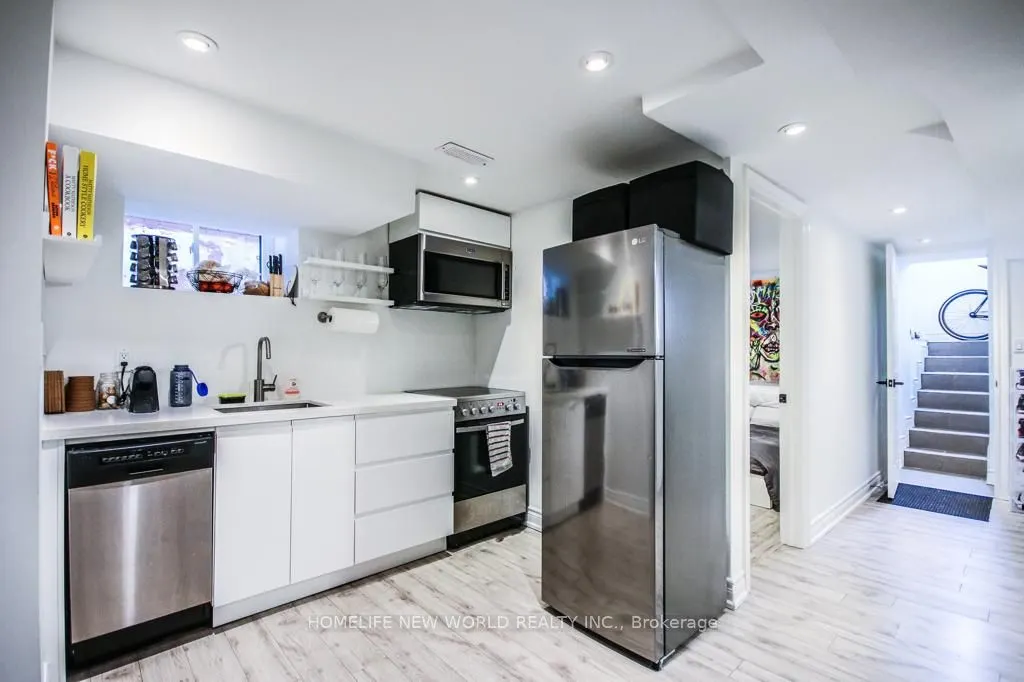 679 Gladstone Avenue, #Lower