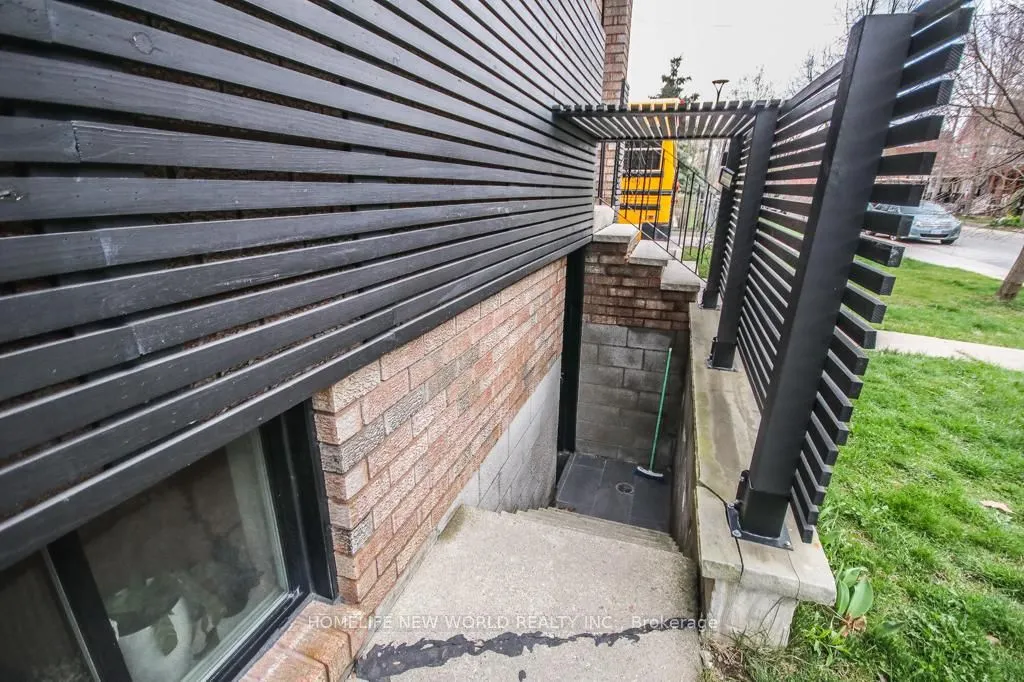 679 Gladstone Avenue, #Lower