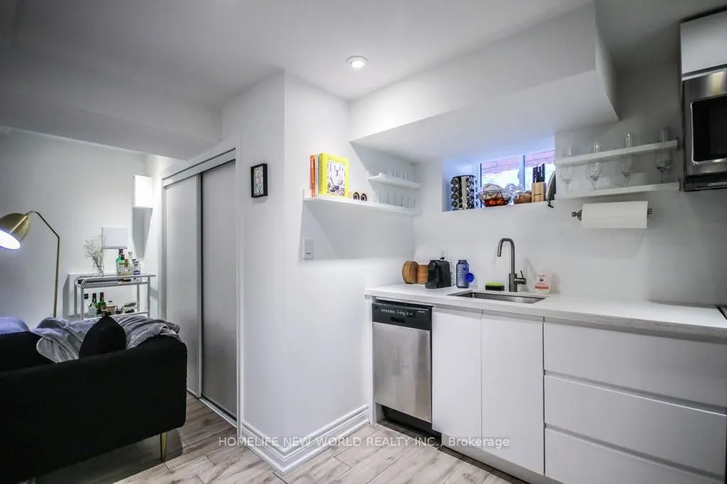 679 Gladstone Avenue, #Lower