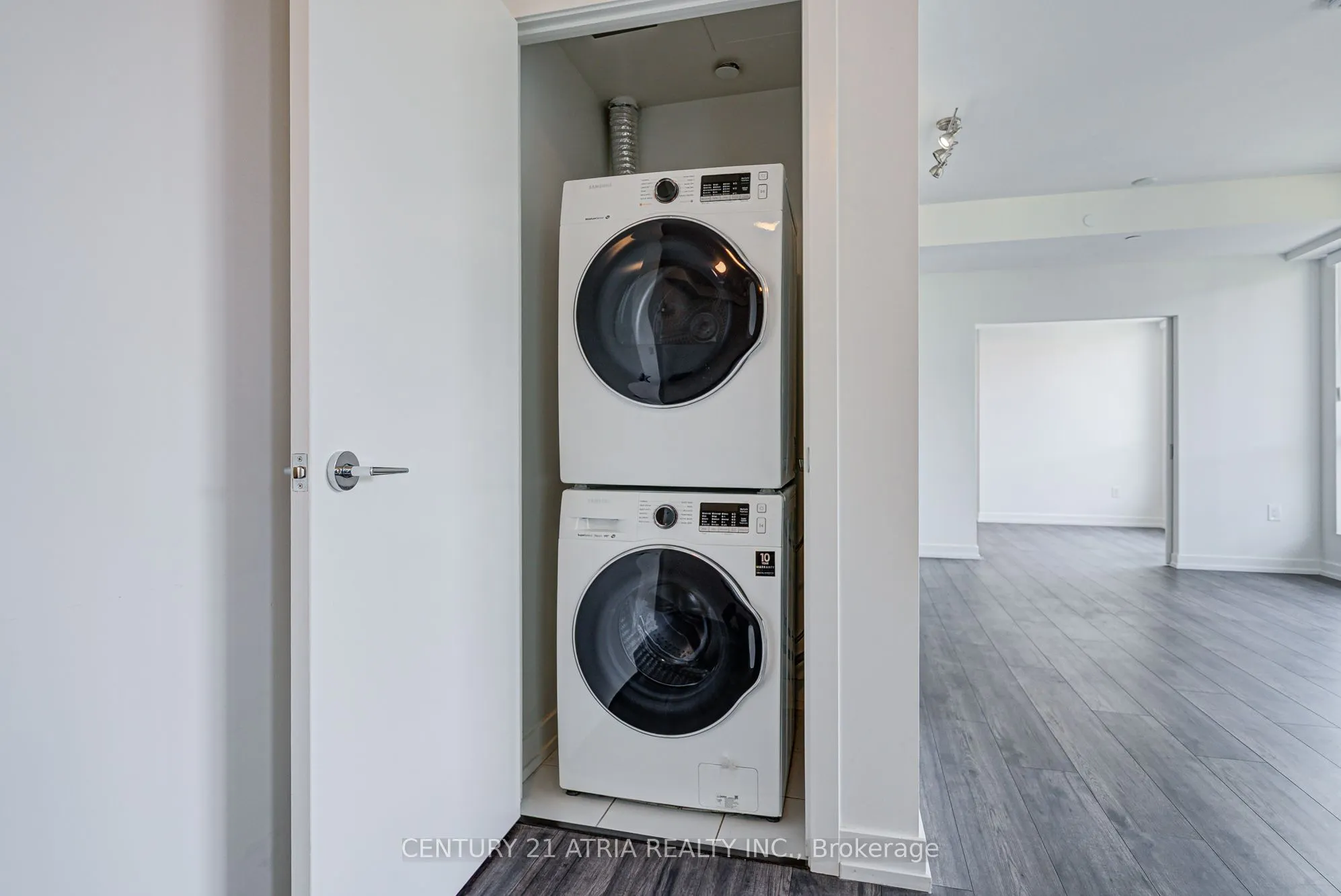 10 De Boers Drive, #401