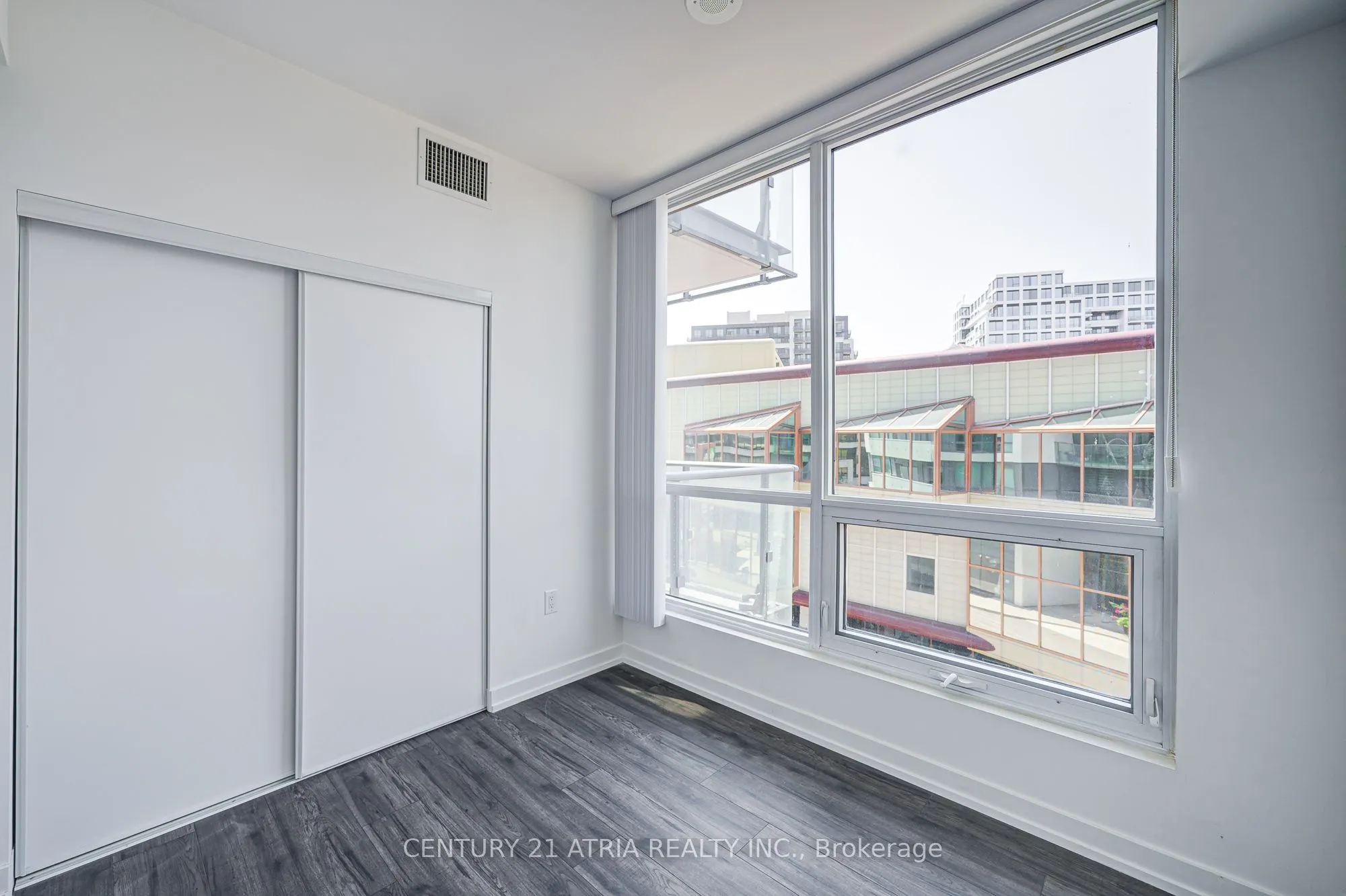 10 De Boers Drive, #401