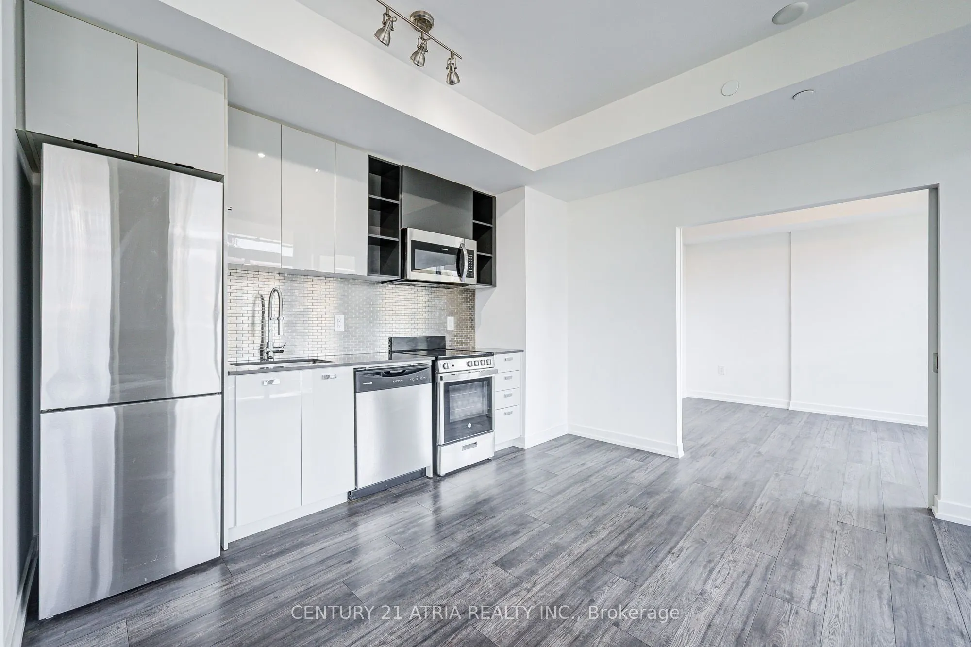 10 De Boers Drive, #401