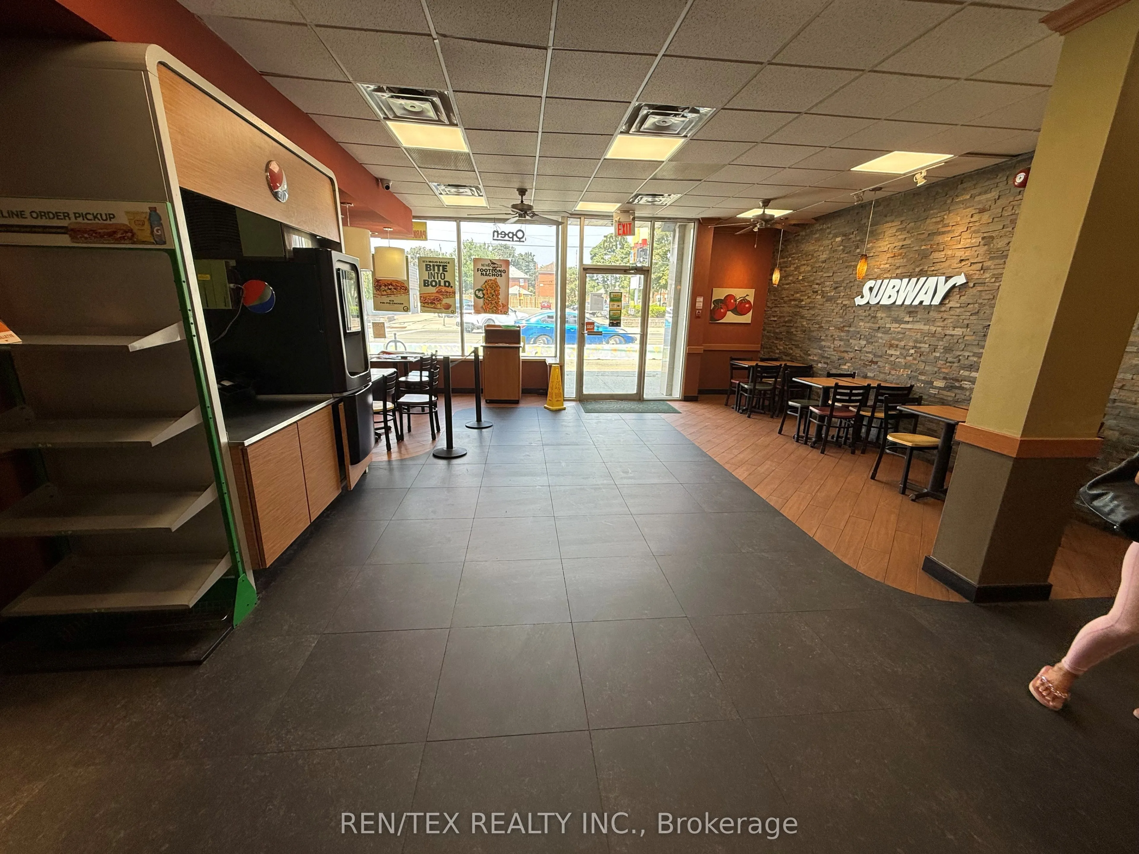 2735 Lakeshore Boulevard W