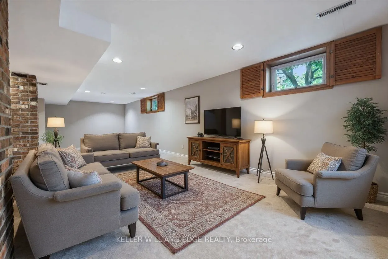 2525 Woburn Crescent