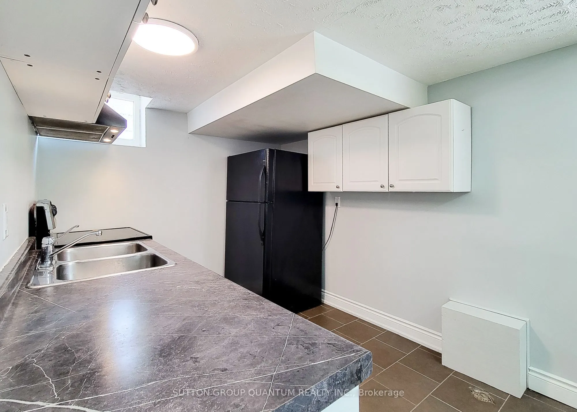 1483 Sandgate Crescent, ##Lower