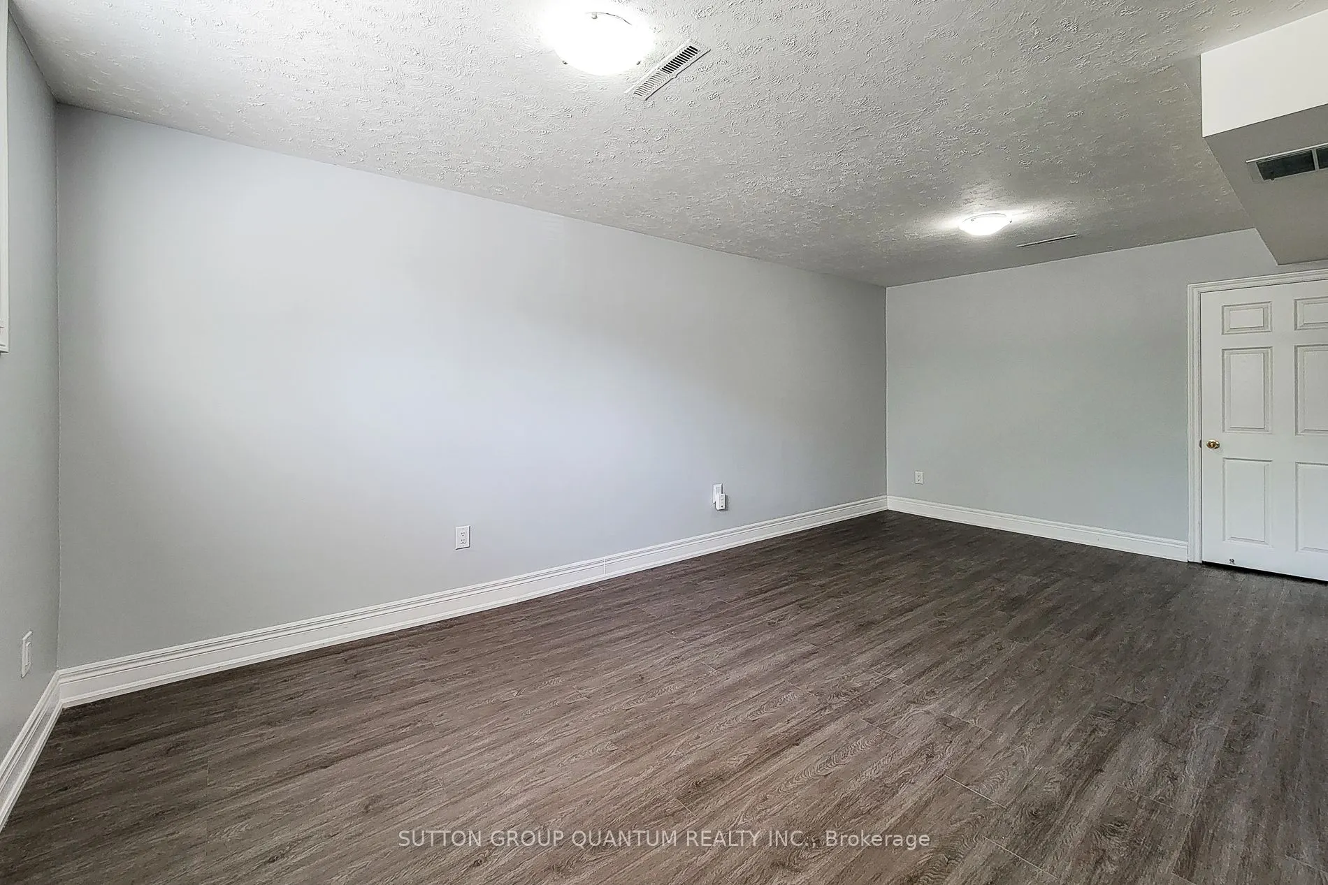 1483 Sandgate Crescent, ##Lower