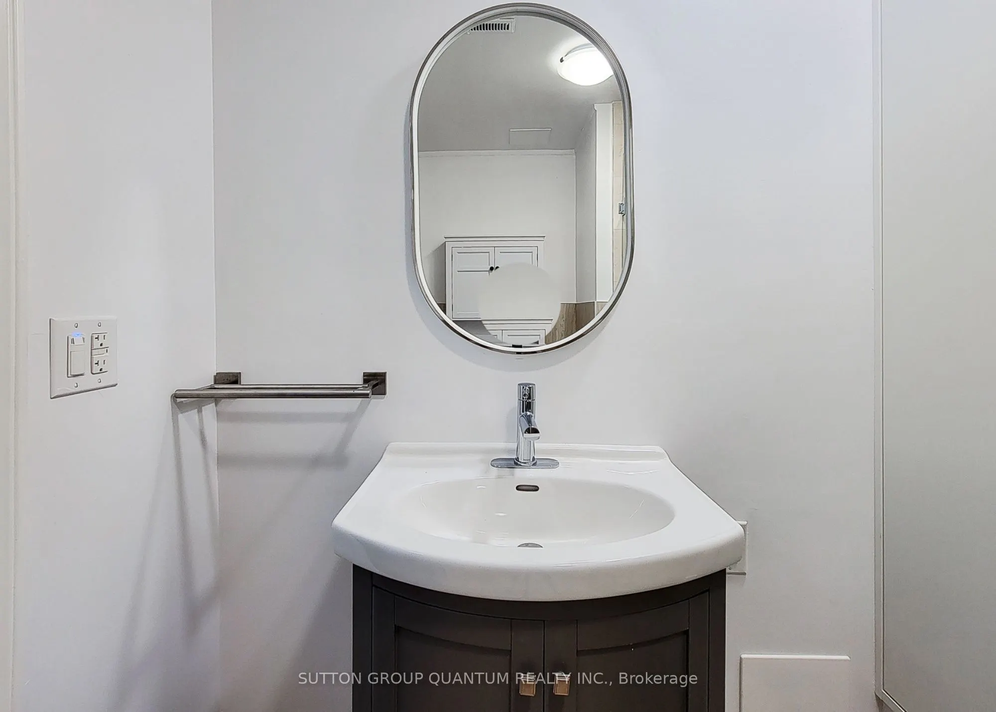 1483 Sandgate Crescent, ##Lower