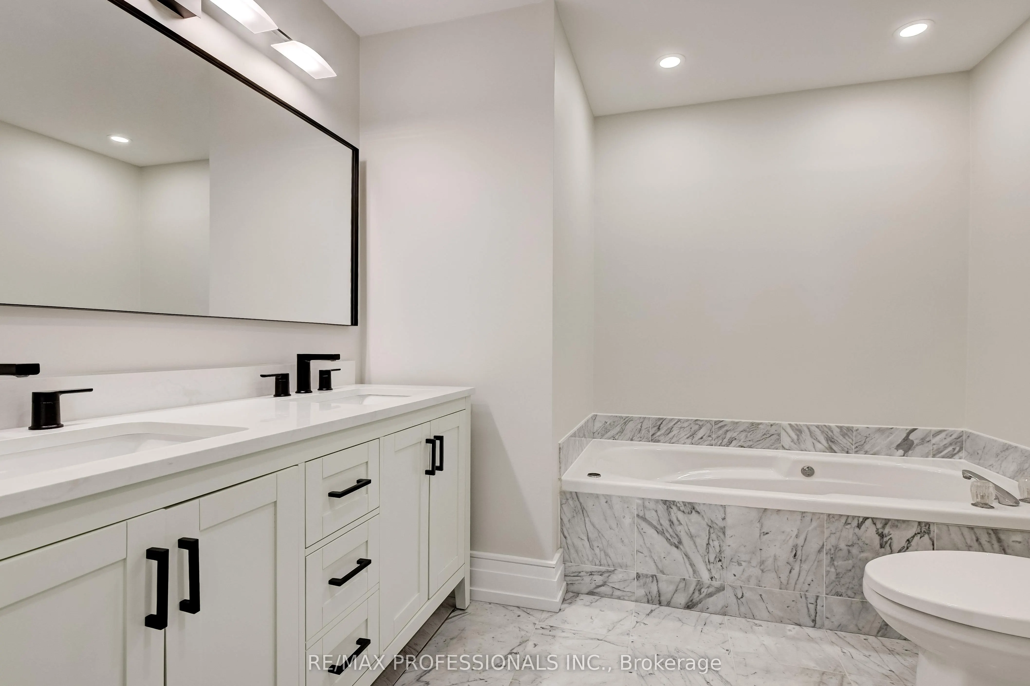 1 Aberfoyle Crescent, #2211