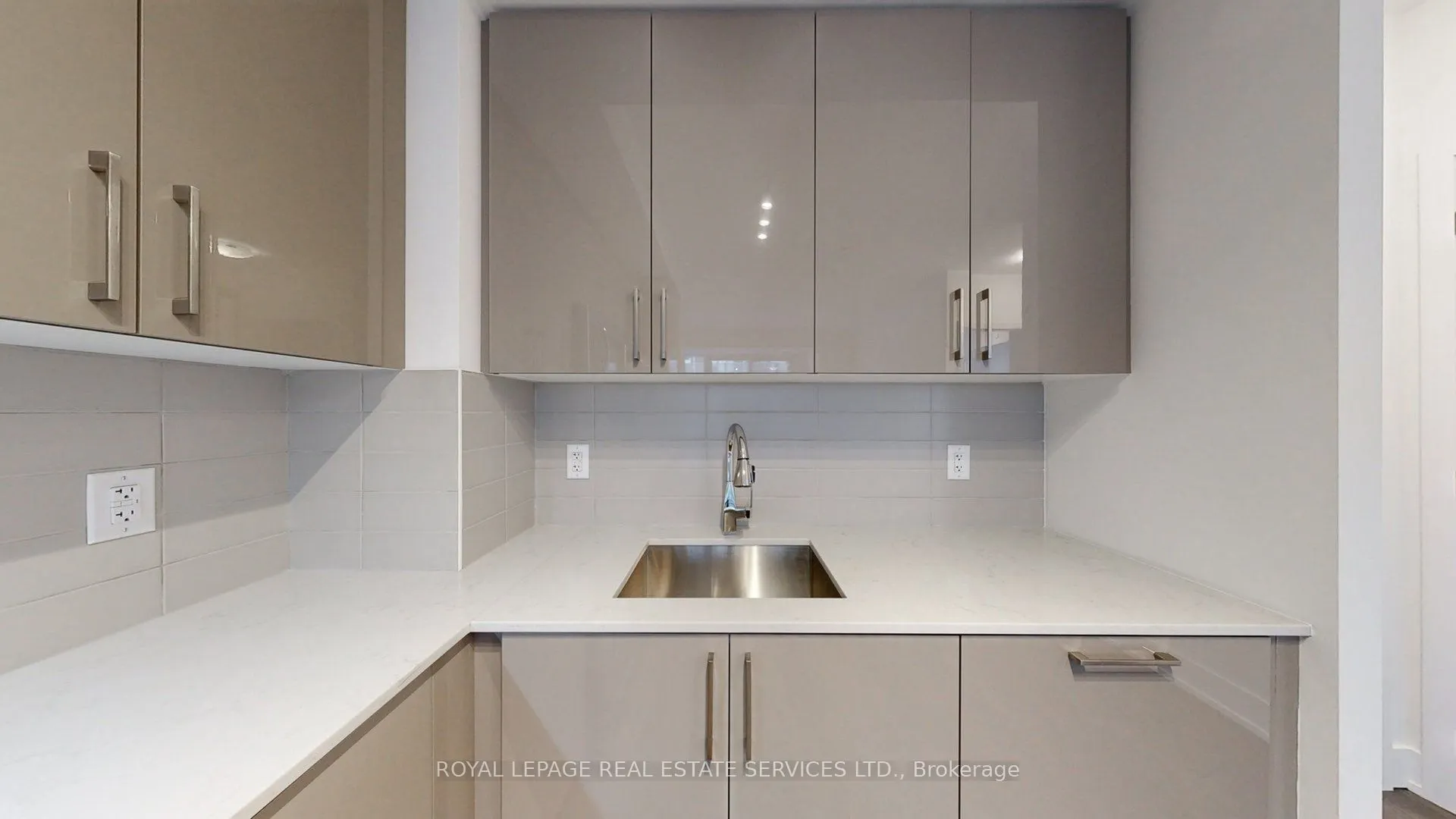 2450 Old Bronte Road, #202