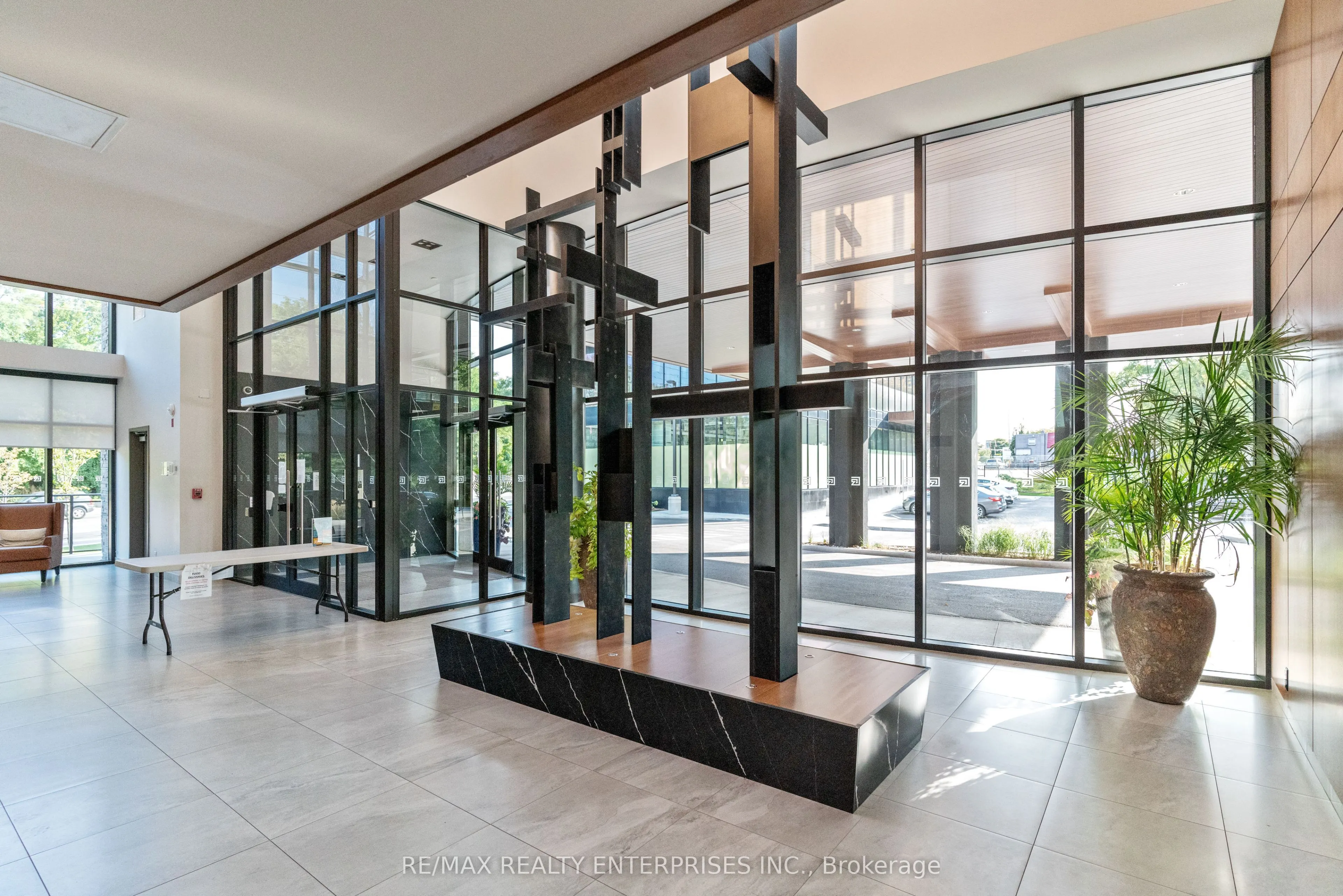1575 Lakeshore Road W, #GR17