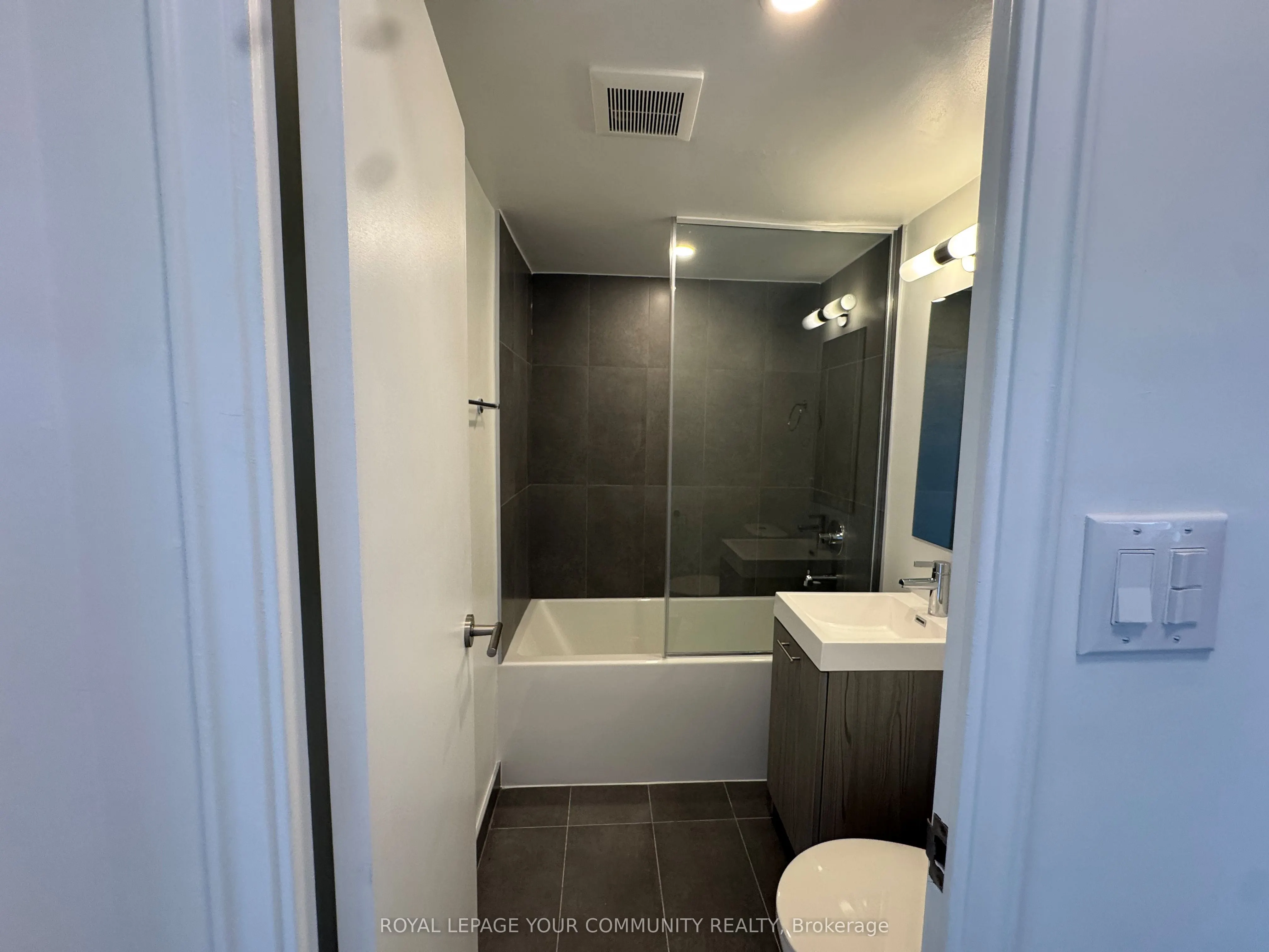 135 Tyndall Avenue, #0521