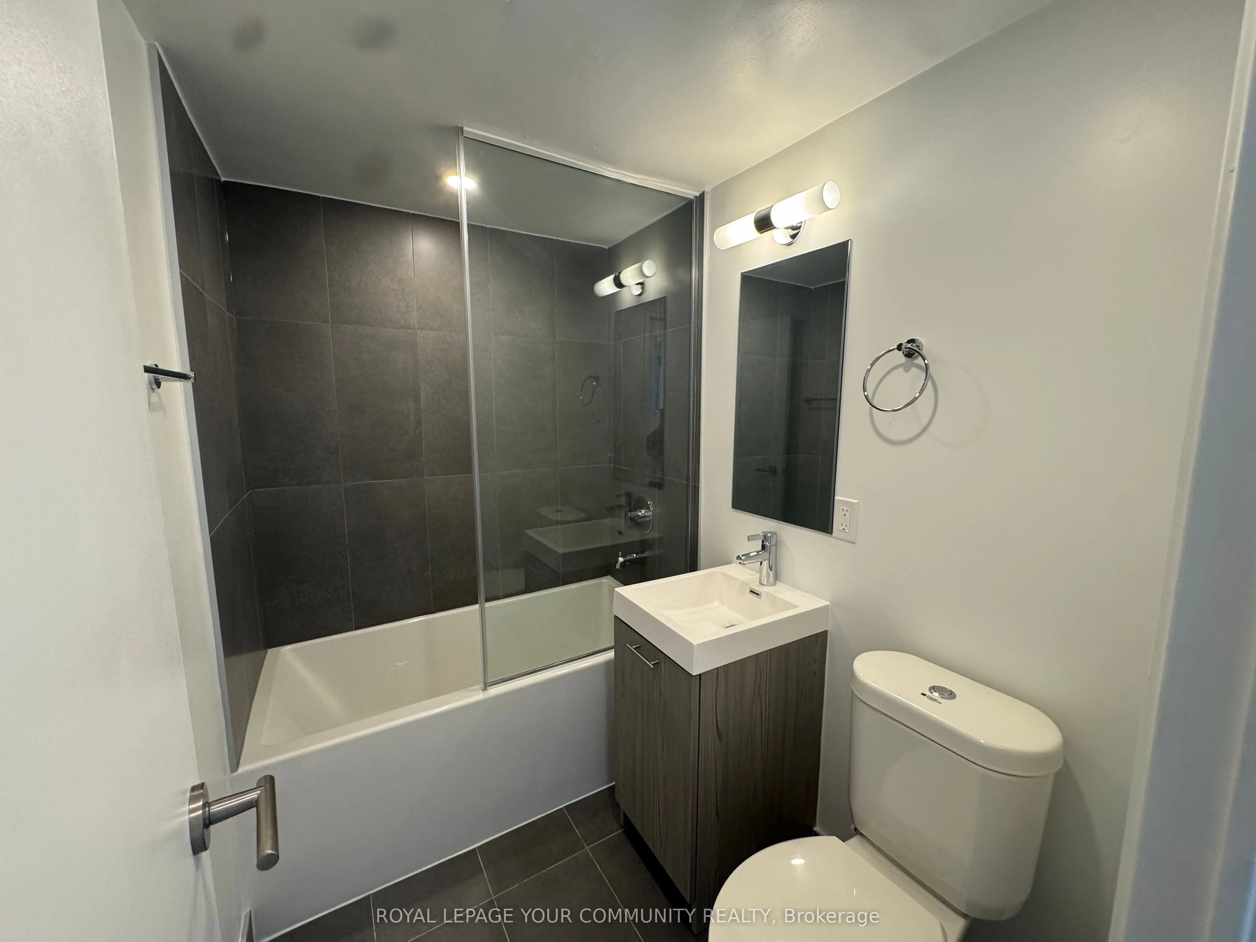 135 Tyndall Avenue, #0521