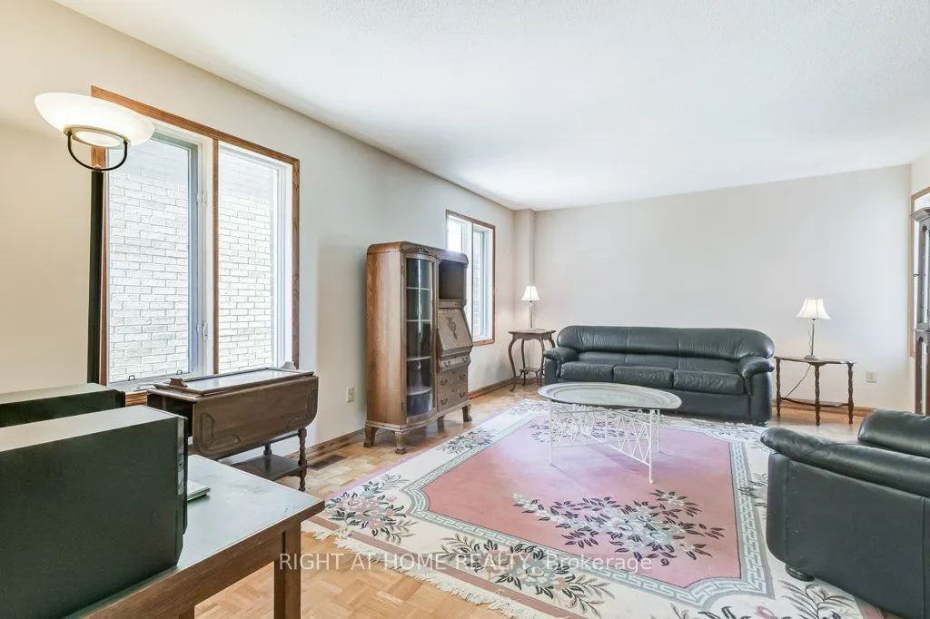 195 Howard Crescent