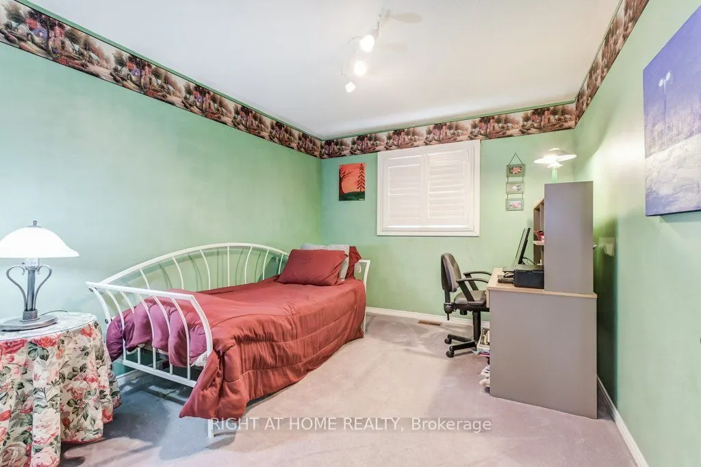 195 Howard Crescent