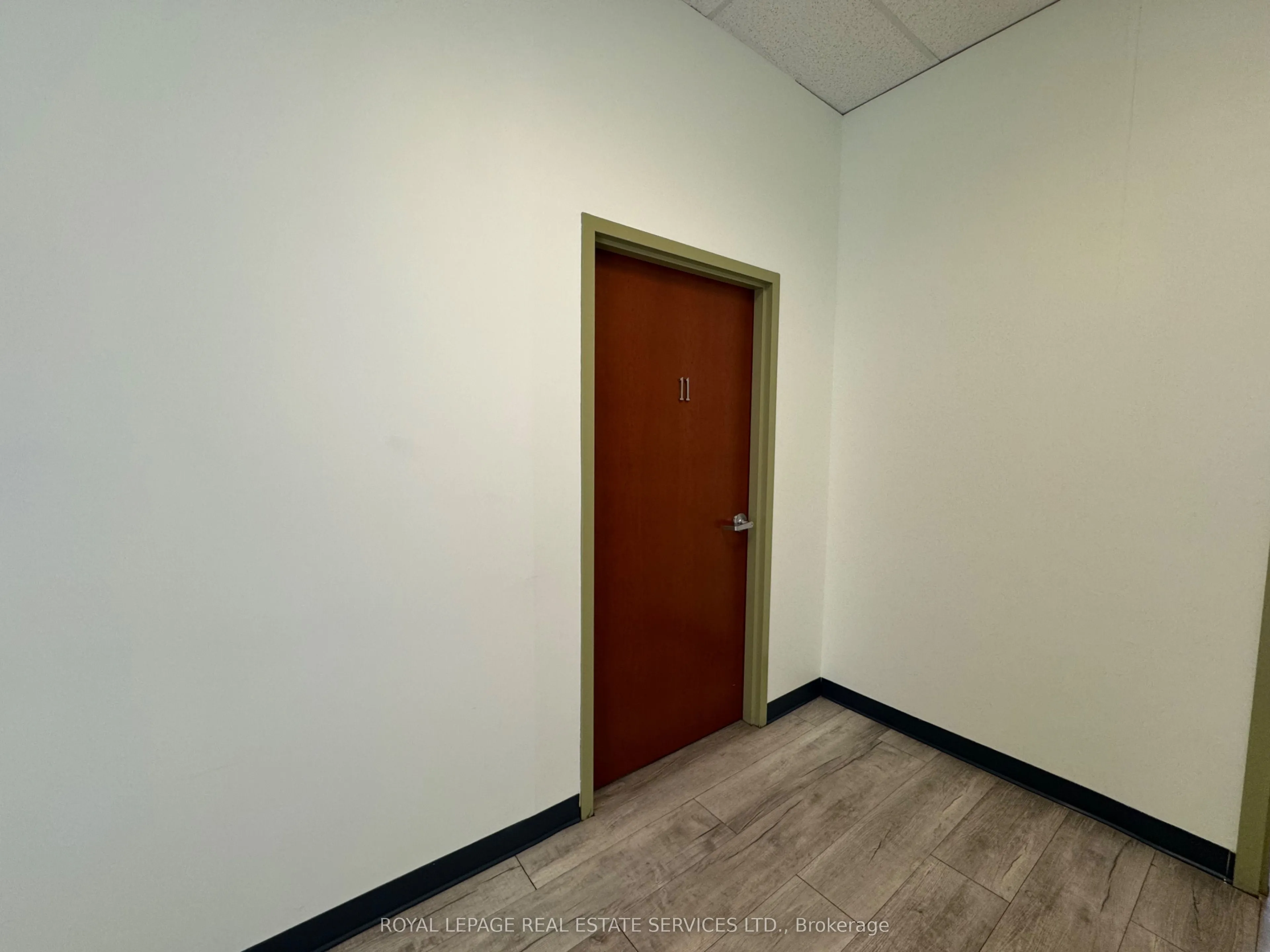 49 Queen Street S, #11