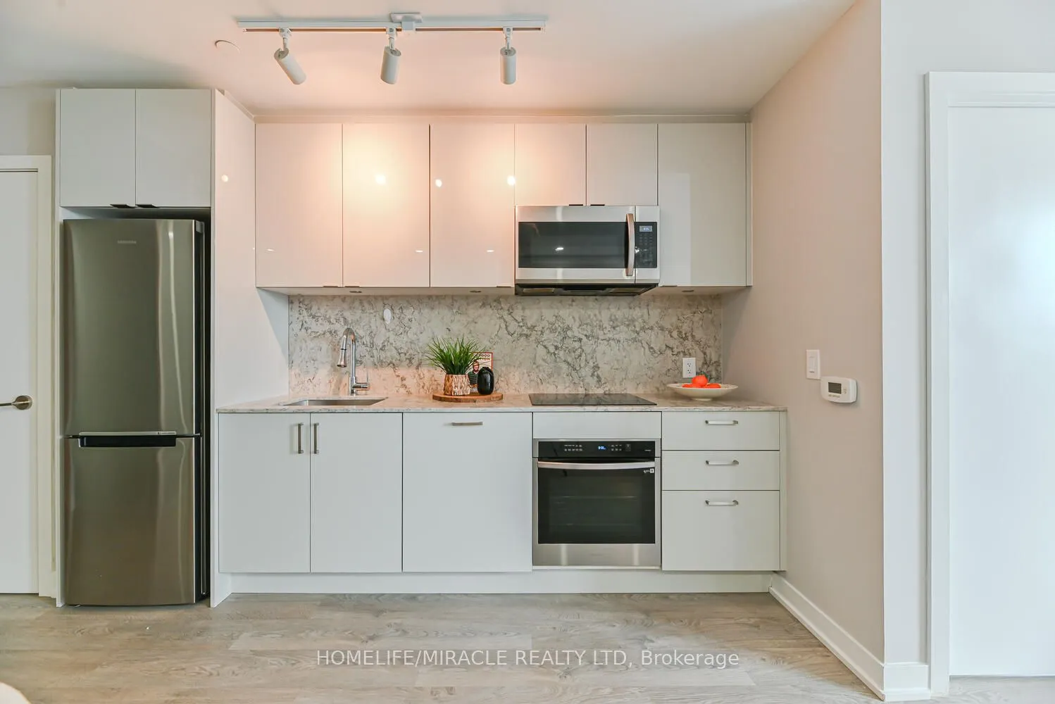 1926 Lakeshore Boulevard, #3811