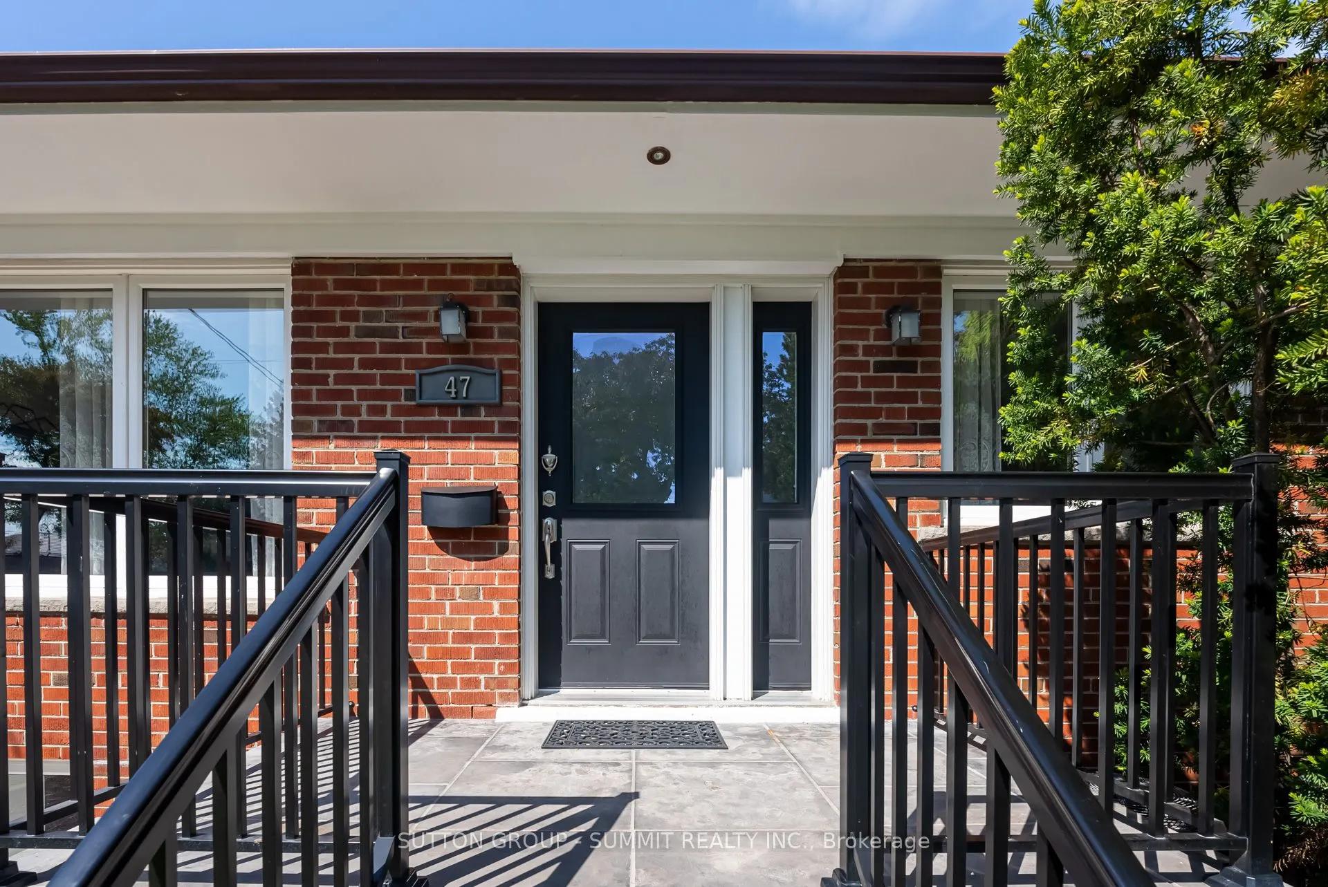 47 Rayside Drive S